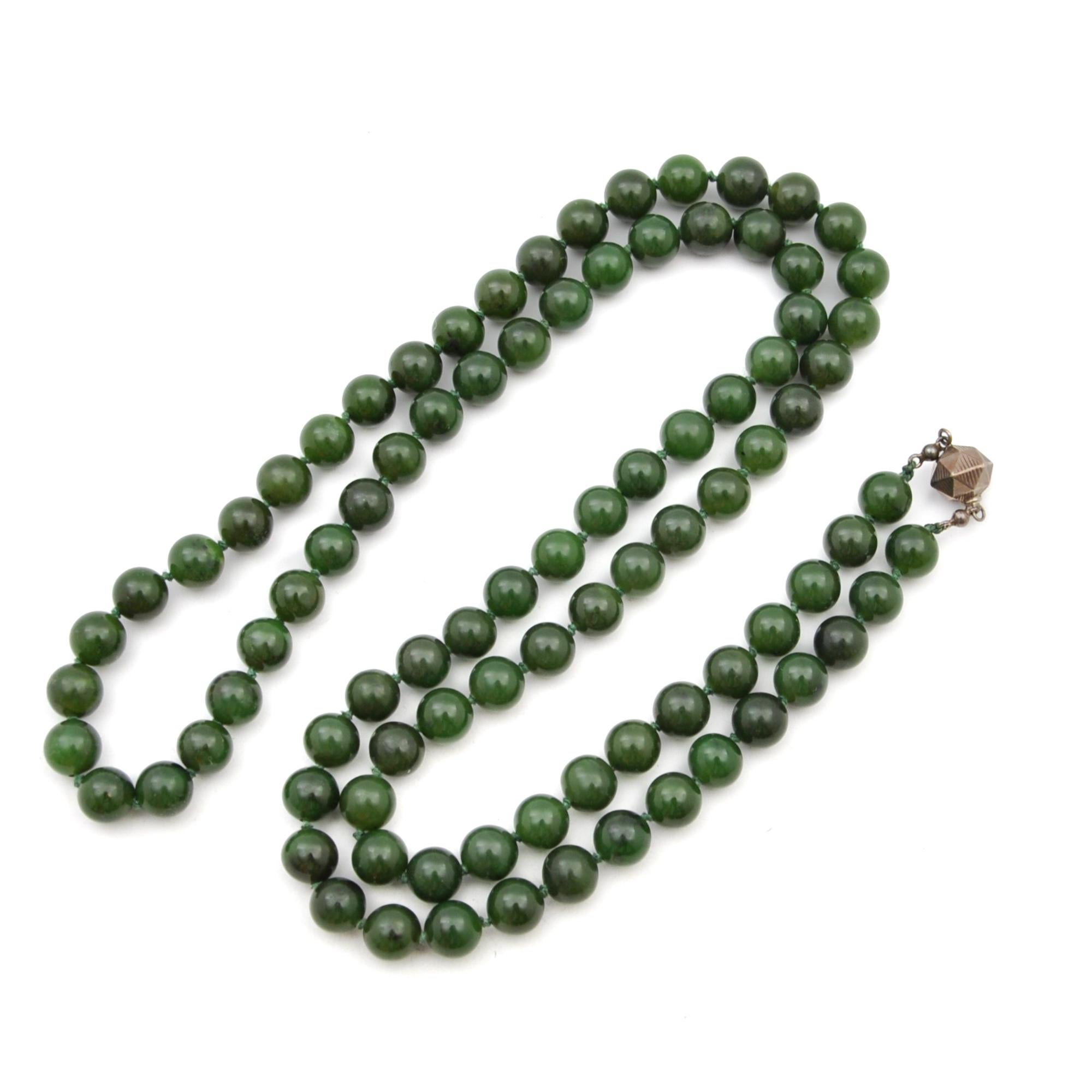 Mid-Century Nephrite Jade Silver Single-Strand Necklace In Good Condition In Rotterdam, NL