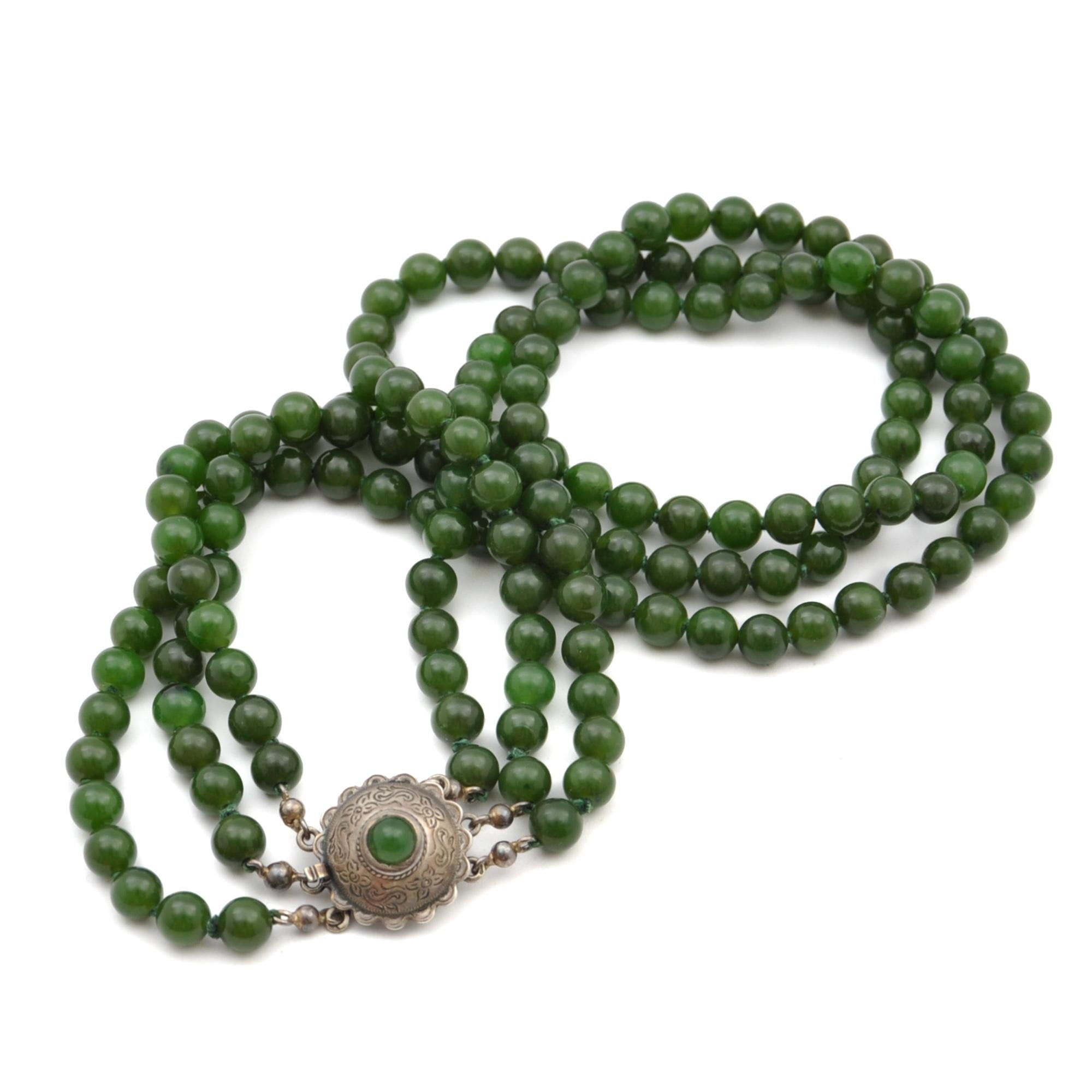Mid-Century Nephrite Jade Thee-Strand Beaded Necklace In Good Condition For Sale In Rotterdam, NL