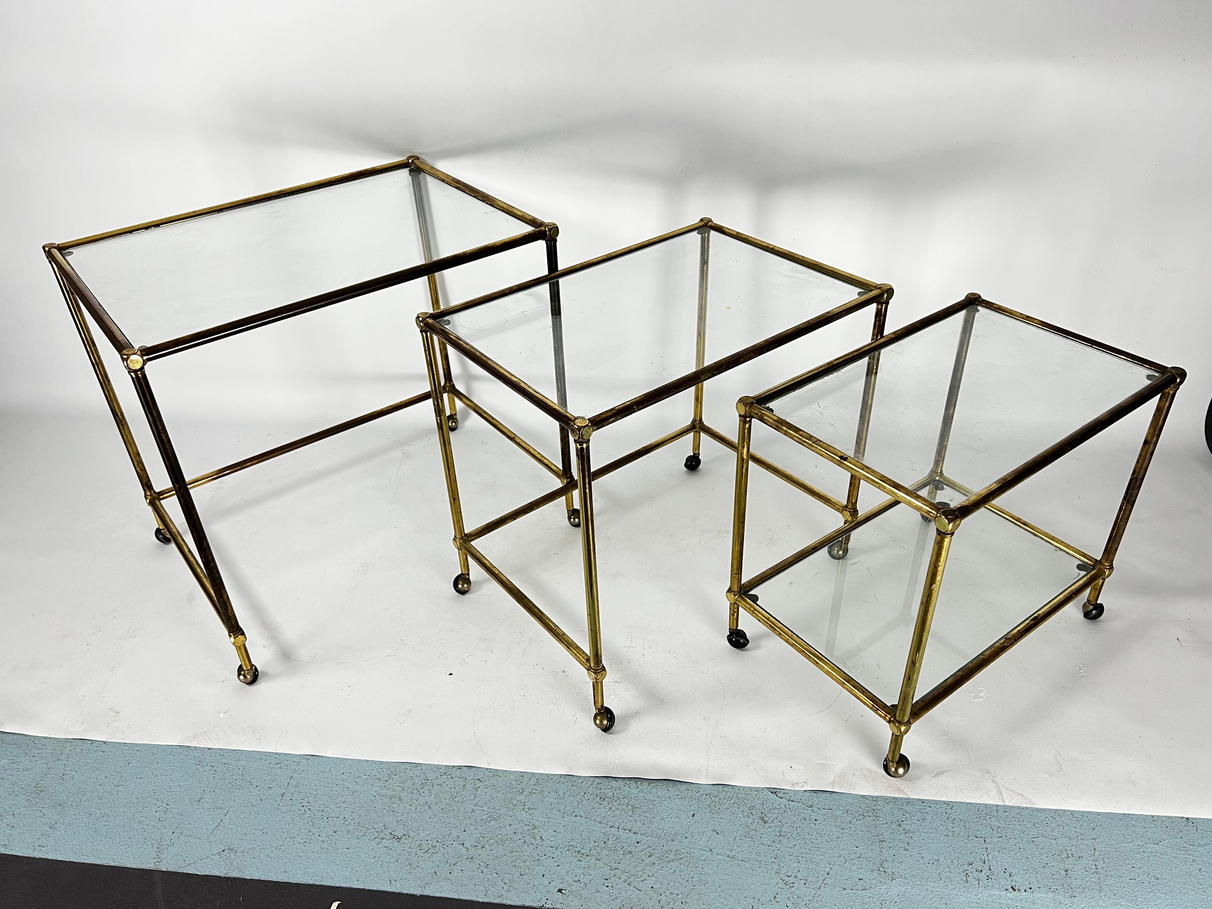 Mid-Century nesting set of three bar carts in brass and glass. Italy 1950s In Good Condition For Sale In Catania, CT