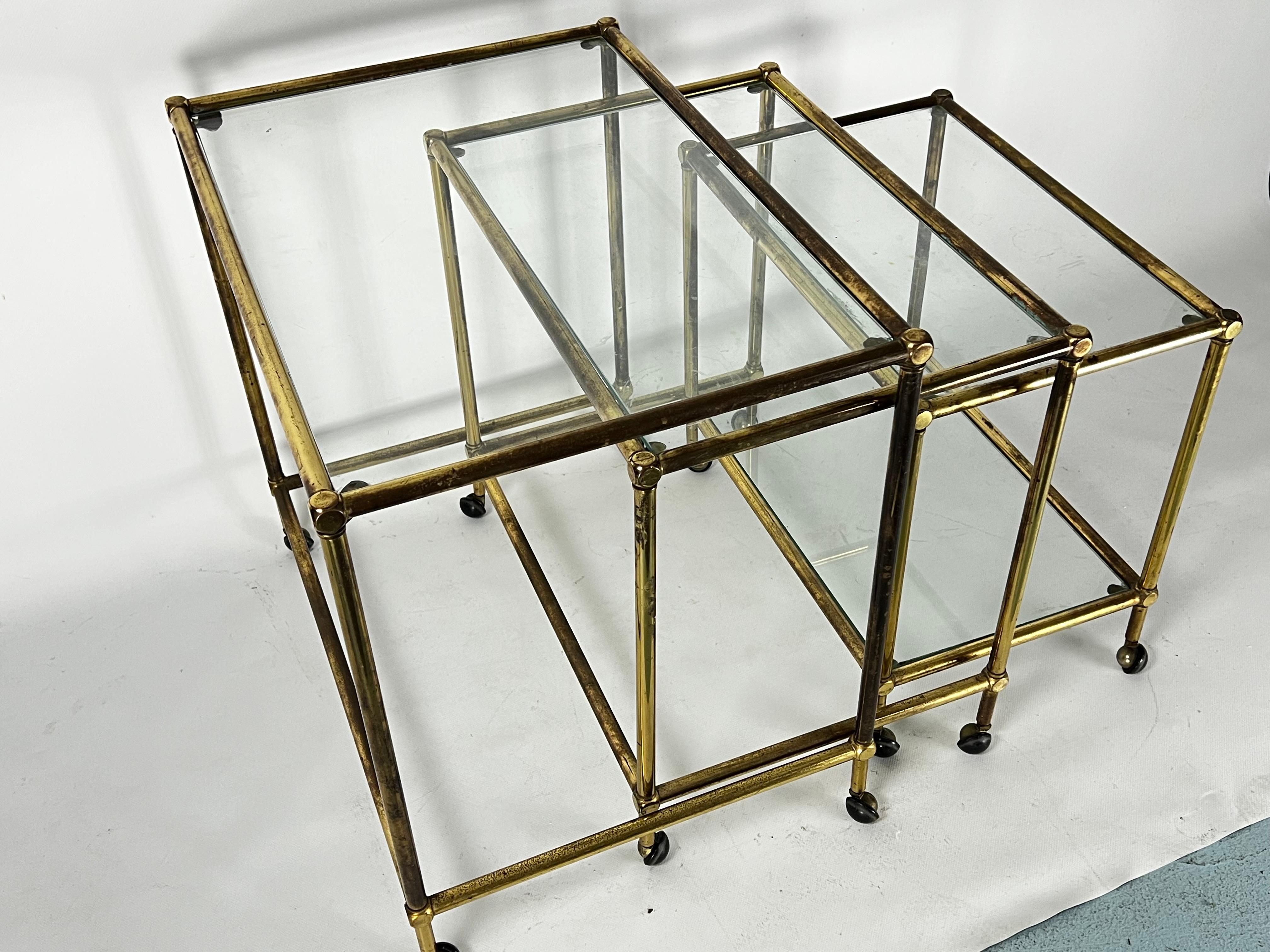 Mid-Century nesting set of three bar carts in brass and glass. Italy 1950s For Sale 1