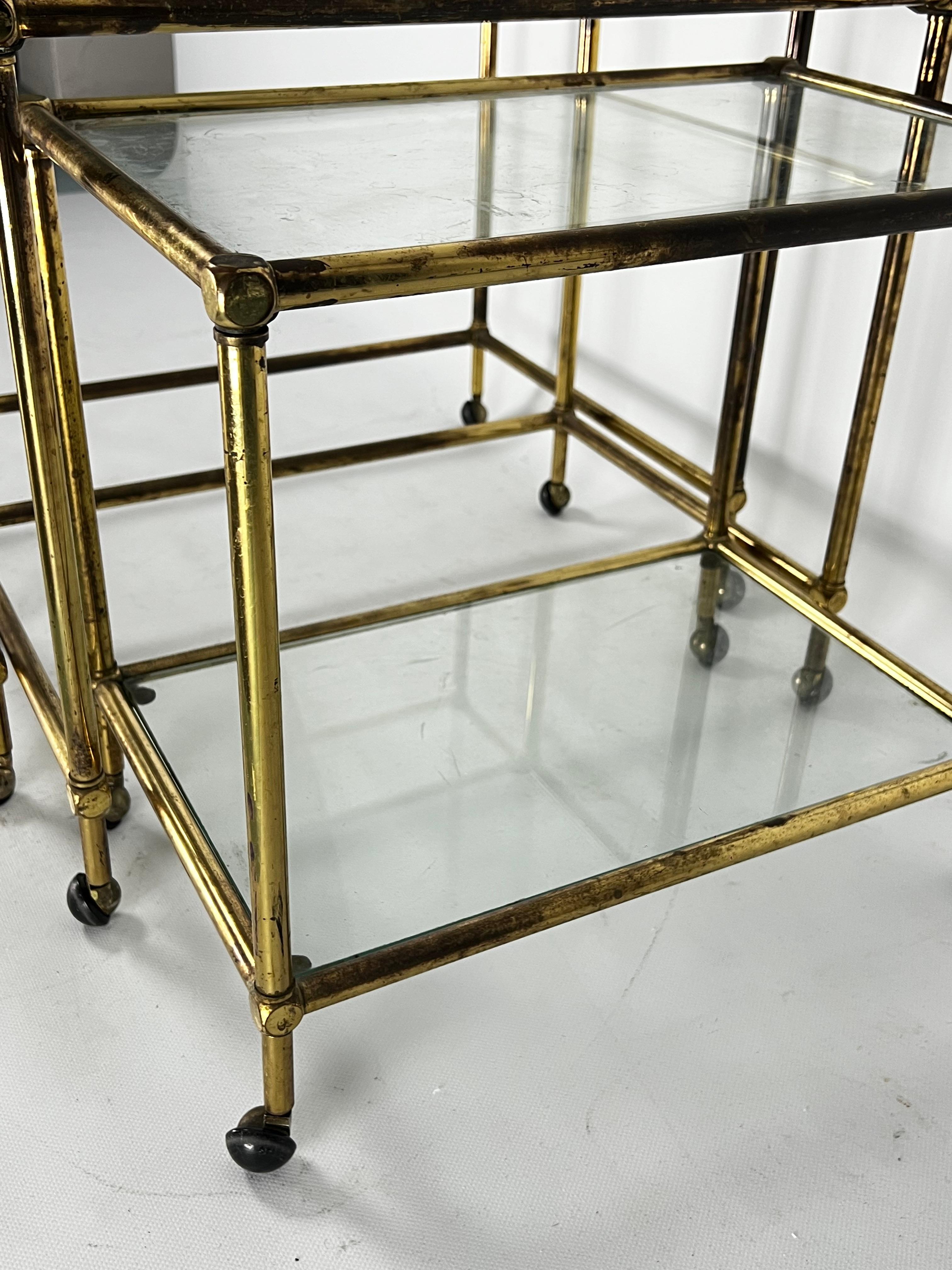 Mid-Century nesting set of three bar carts in brass and glass. Italy 1950s For Sale 2