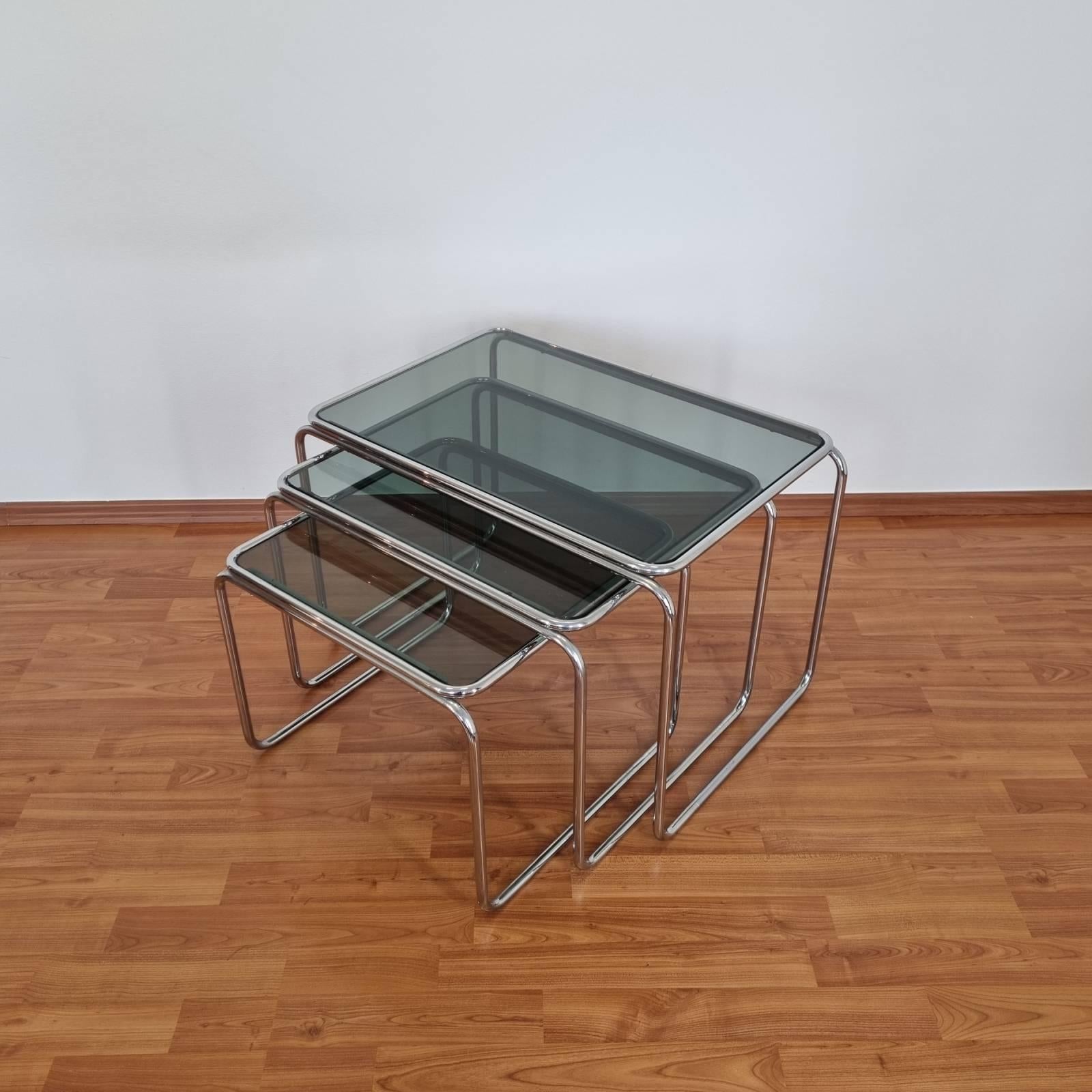 Set of 3 coffee tables from the 70s era. Made in Bauhaus style in Italy.
Made of metal chromed legs and glass. In verry good vintage
condition with minor signs of use.
