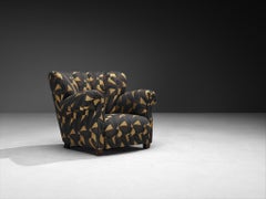 Chaise longue volumineuse du milieu du siècle récemment tapissée en tissu noir/doré