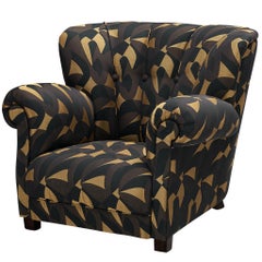 Chaise longue volumineuse du milieu du siècle récemment tapissée en tissu noir/doré