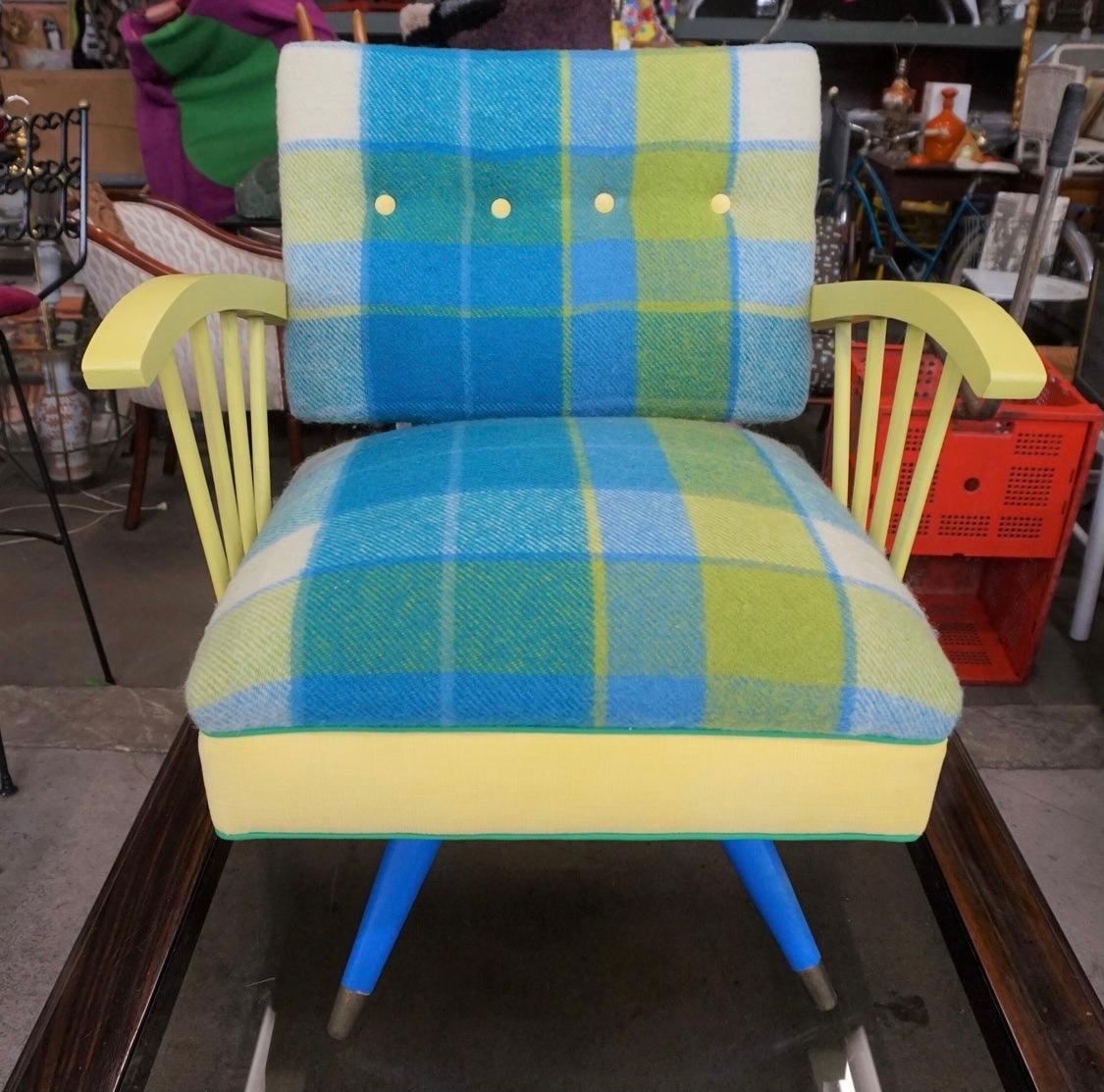 Dieser Werkstattstuhl aus den 1950er Jahren wurde mit einem Pendleton-Wollstoff für die Sitzfläche und die Rückenlehne sowie einer Kelly-grünen Paspel und einem üppigen gelben Samt neu gepolstert. Der Rahmen hat einige kleinere altersgemäße