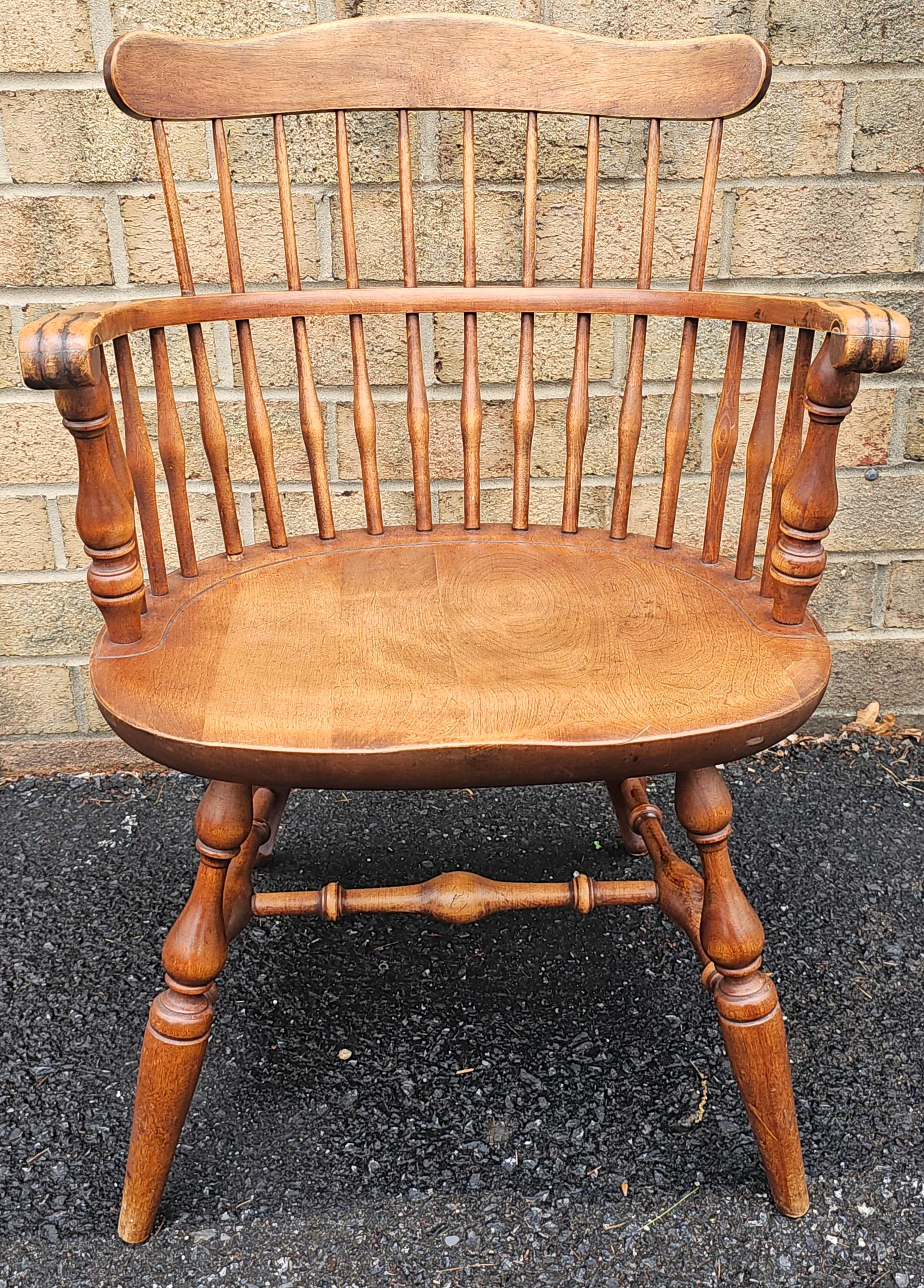 Fauteuils Windsor en érable à dossier en peigne de Nichols and Stone, datant du milieu du siècle. 
Dimensions : 23,5