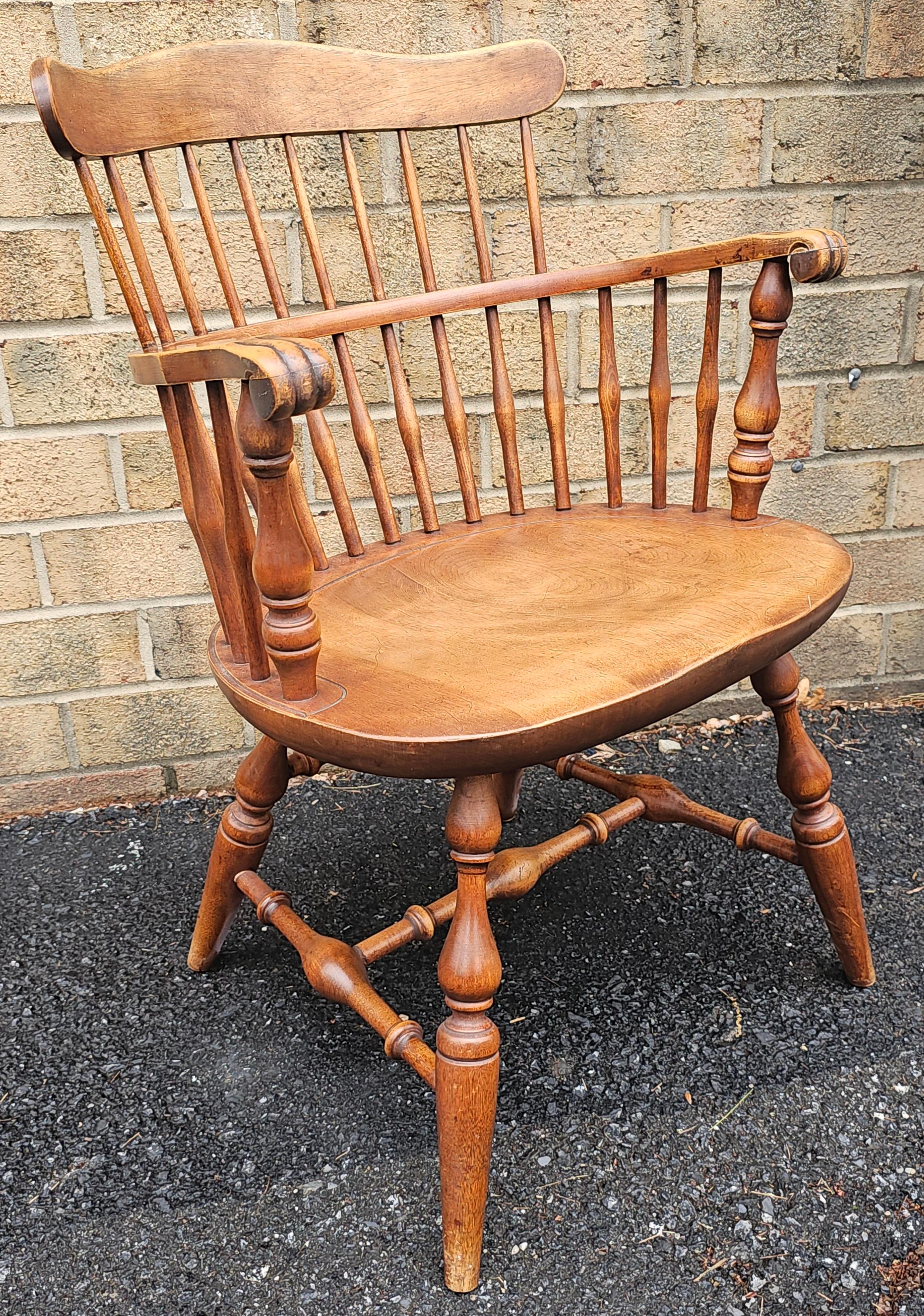 Américain Fauteuil Windsor du milieu du siècle dernier Nichols and Stone Maple Comb Back Maple en vente