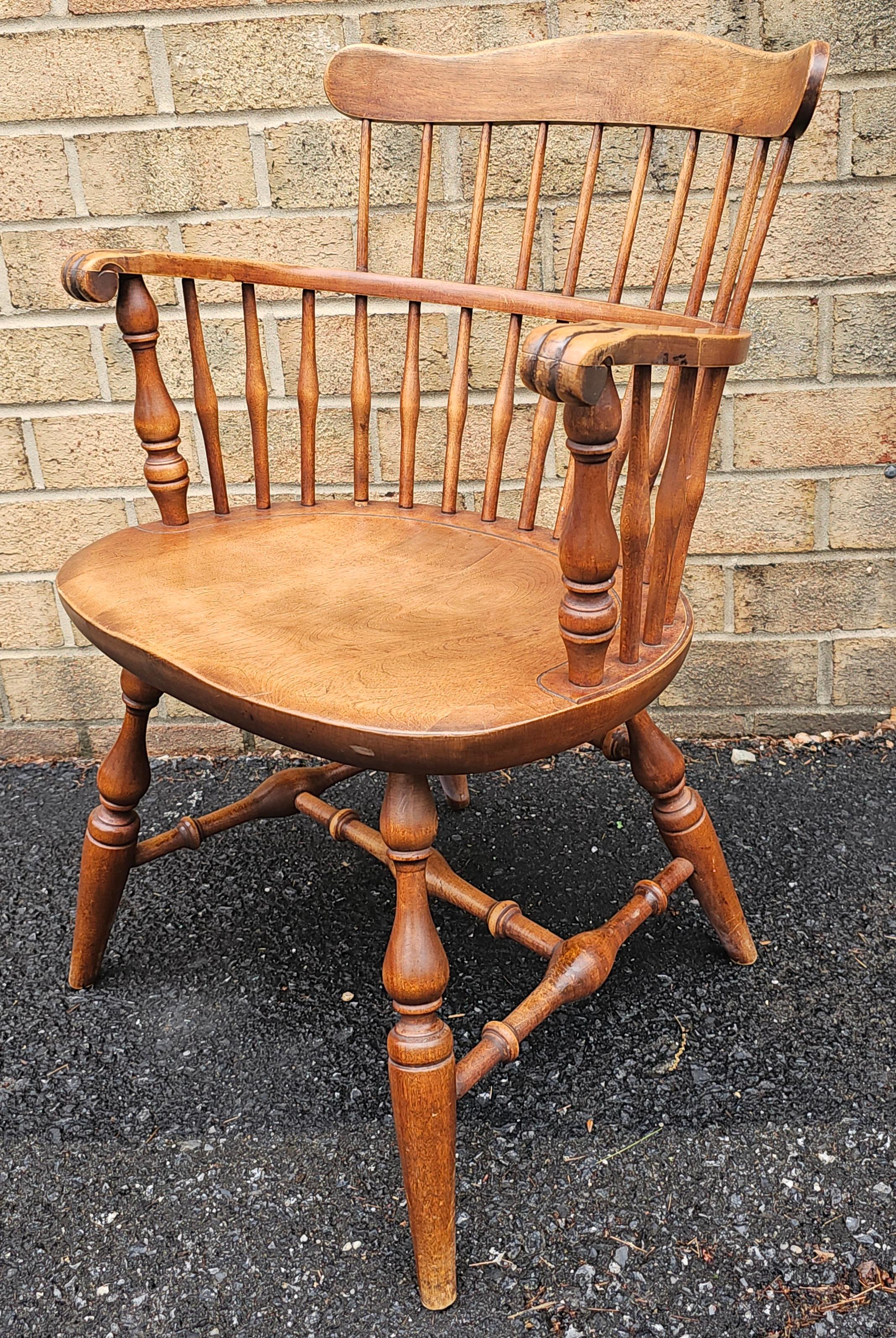 Travail du bois Fauteuil Windsor du milieu du siècle dernier Nichols and Stone Maple Comb Back Maple en vente