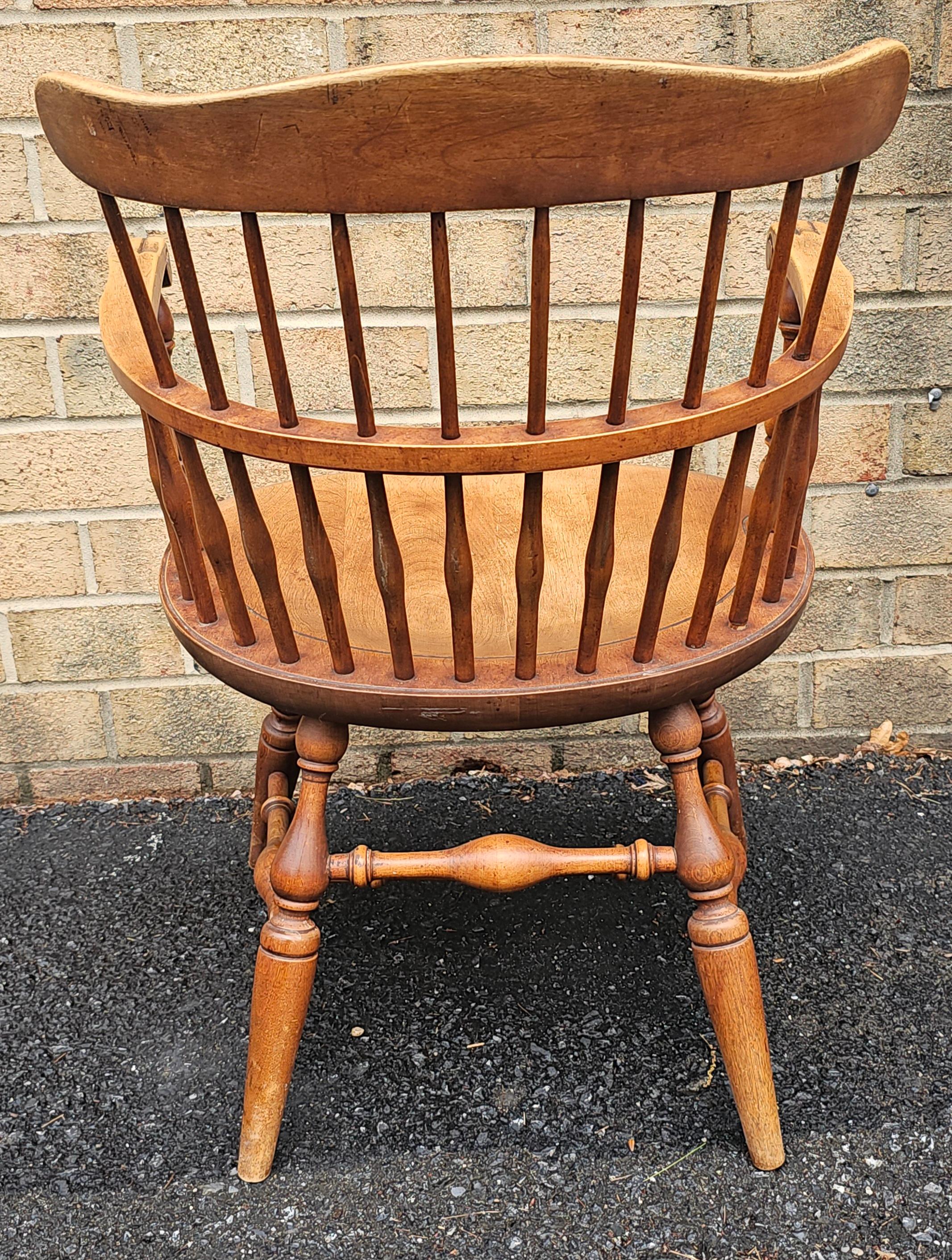 Fauteuil Windsor du milieu du siècle dernier Nichols and Stone Maple Comb Back Maple Bon état - En vente à Germantown, MD