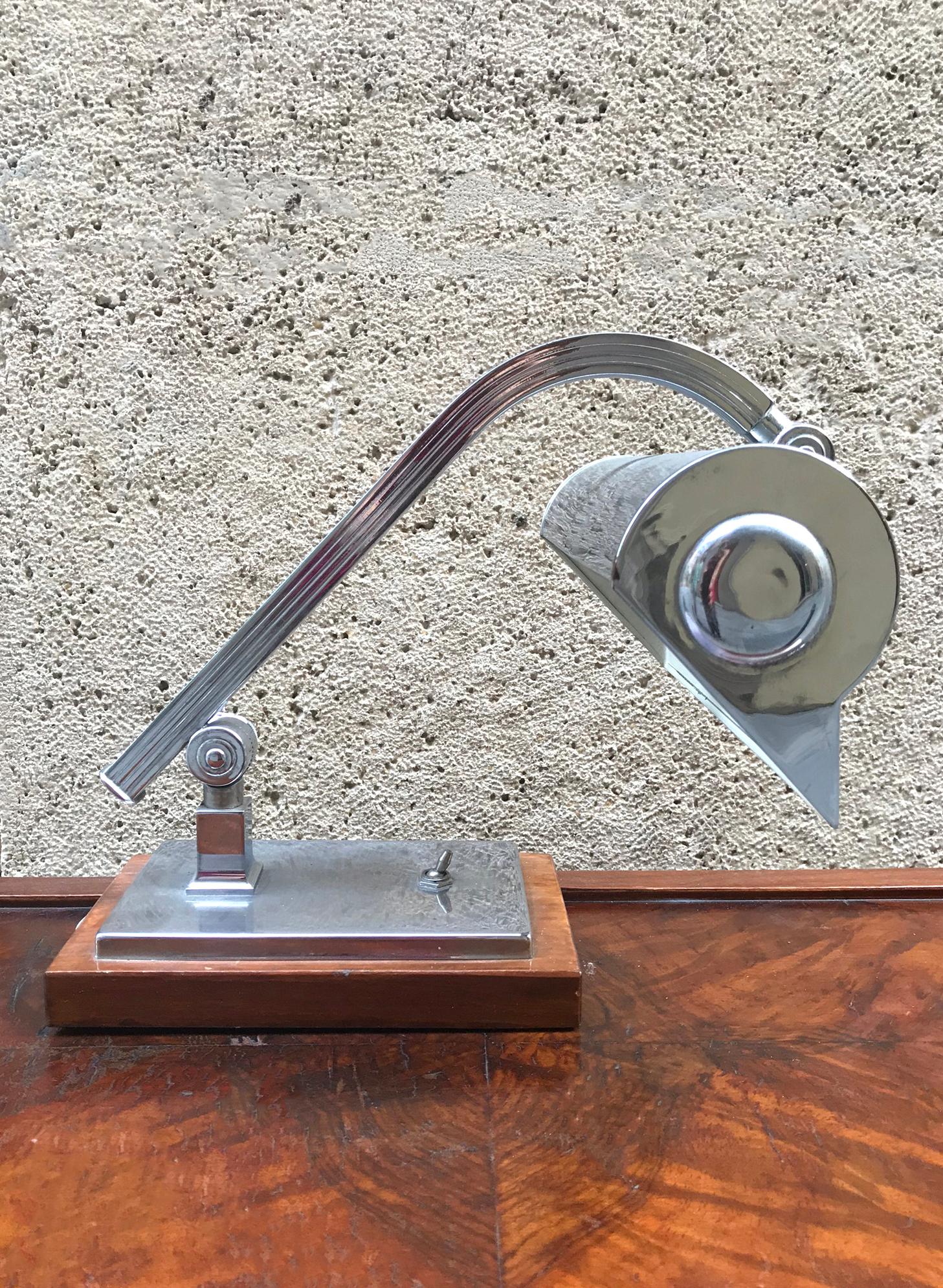 Nickel-plated brass table lamp with a walnut wood base, 1950s.

Its height is adjustable.

It is in perfect condition, in operation.