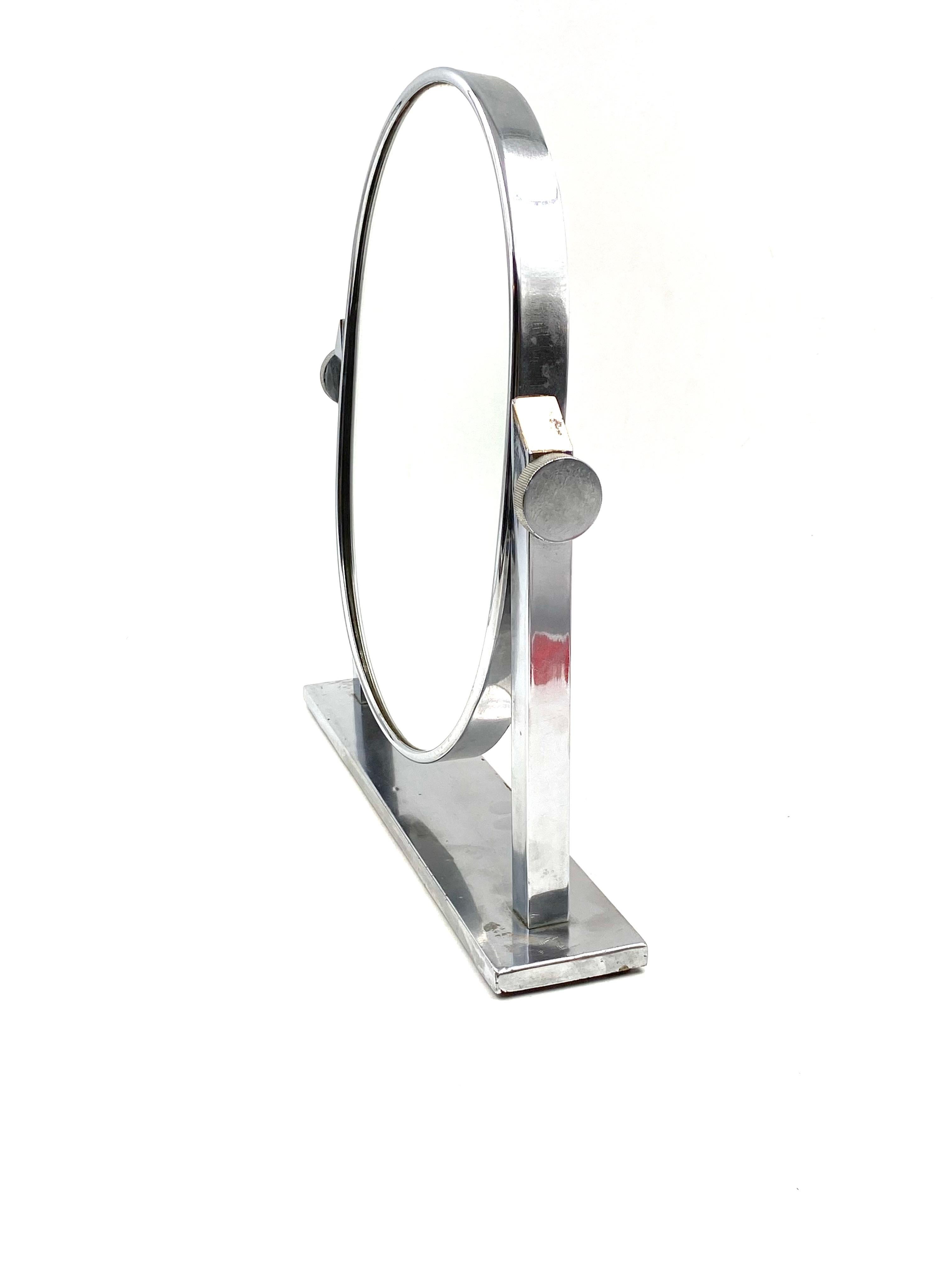 Specchio da tavolo / Vanity in ottone nichelato del Medioevo, Italia, anni '60 in vendita 3