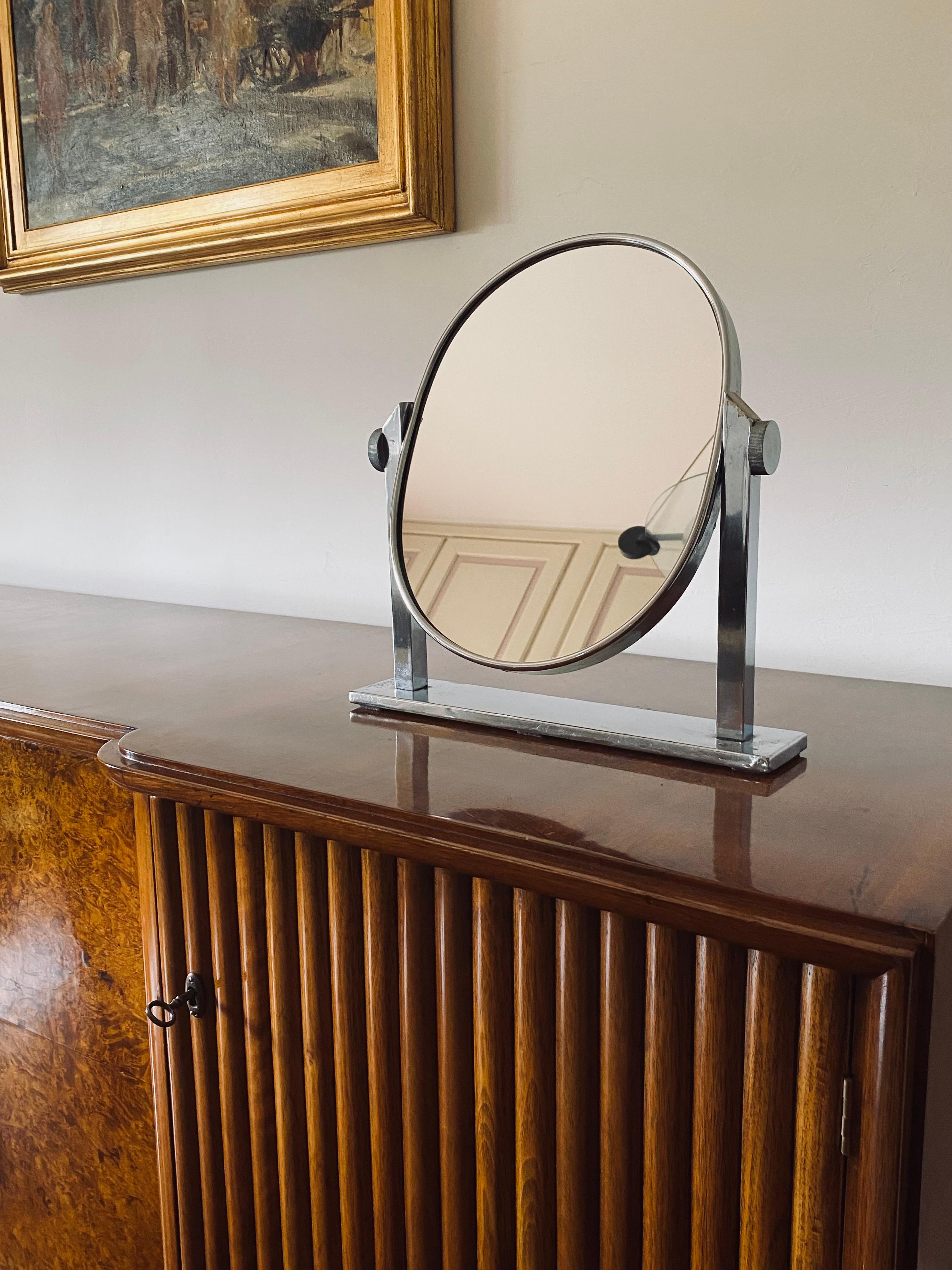 Mid-Century vernickelt Messing Tisch Spiegel / Eitelkeit

Italien 1960er Jahre

vernickeltes Messing, Spiegel

H 38 cm x 36 x 7,5 cm

Condit: sehr gut im Einklang mit Alter und Gebrauch.