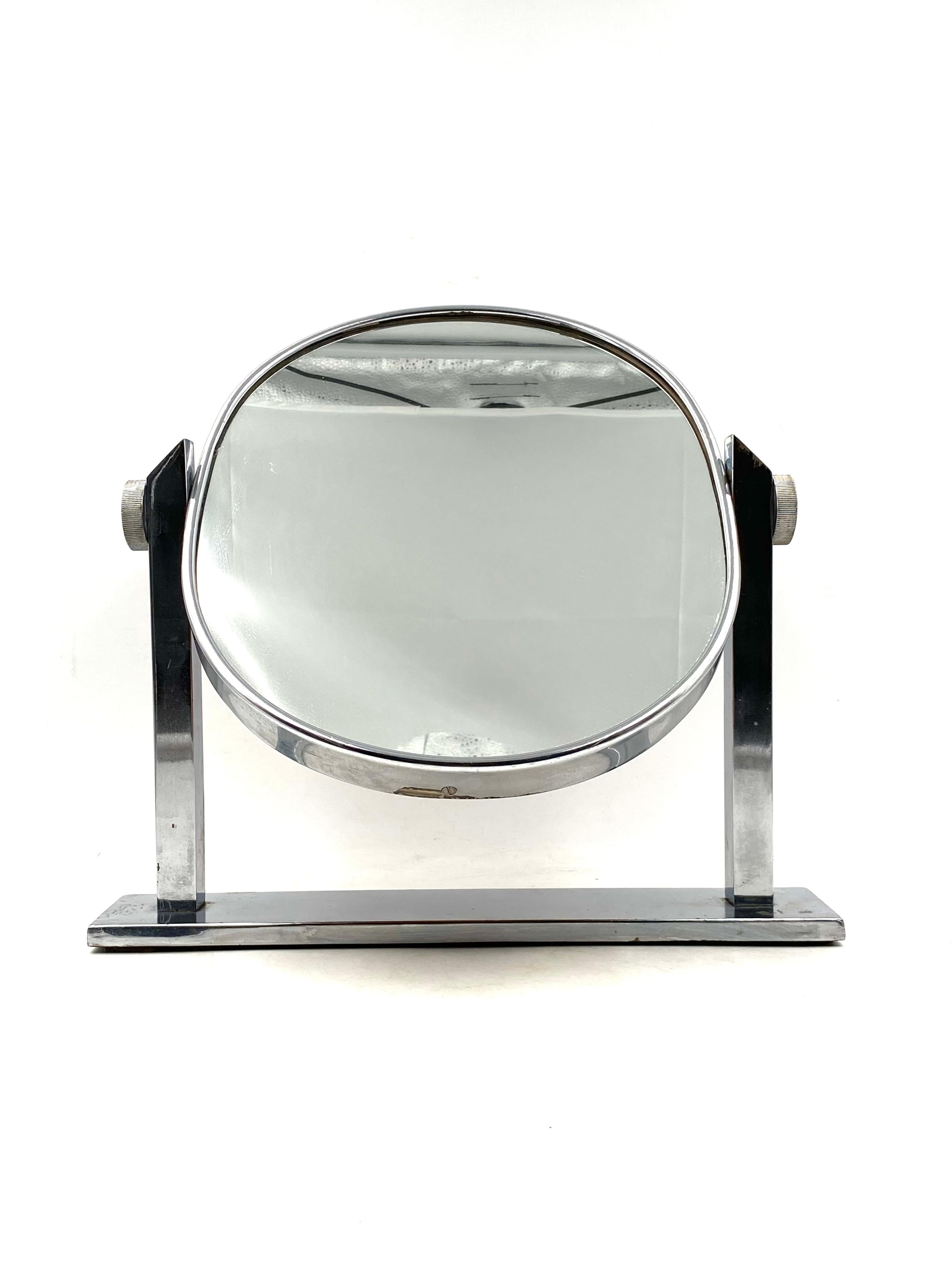 Specchio da tavolo / Vanity in ottone nichelato del Medioevo, Italia, anni '60 in vendita 12