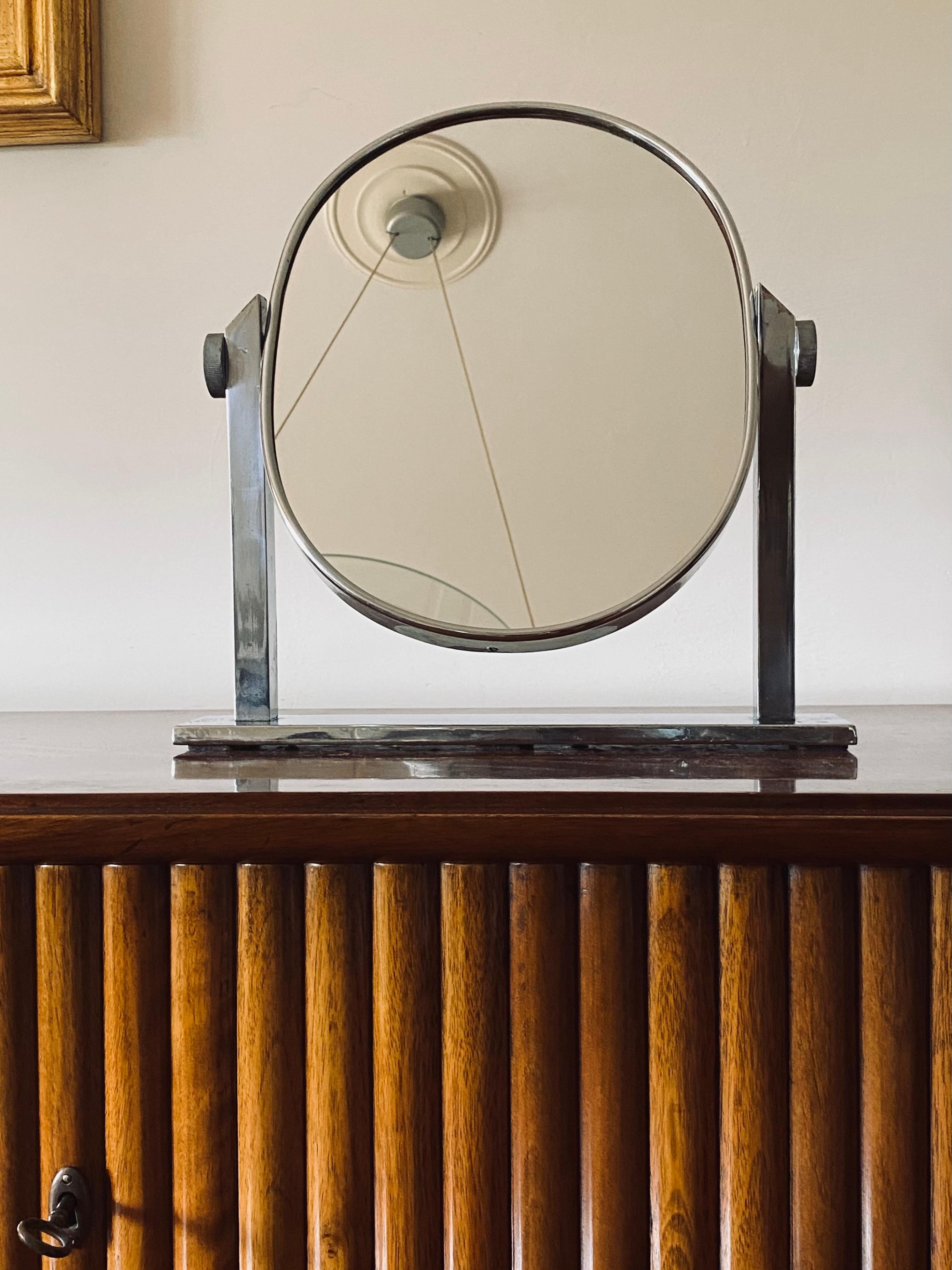 Milieu du XXe siècle Miroir de table / vanité en laiton nickelé du milieu du siècle dernier, Italie, années 1960 en vente