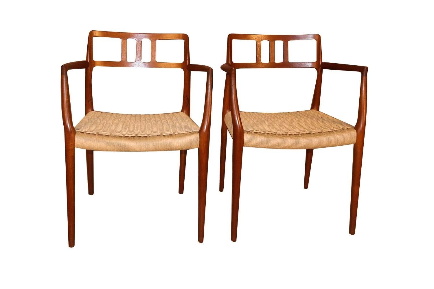 Une paire de fauteuils en teck de style danois moderne du milieu du siècle dernier, modèle 64, conçue en 1964 par le célèbre designer Niels Otto Moller pour J.L.. Møllers Møbelfabrik au Danemark. Ces superbes chaises, rarement vues, sont dotées de