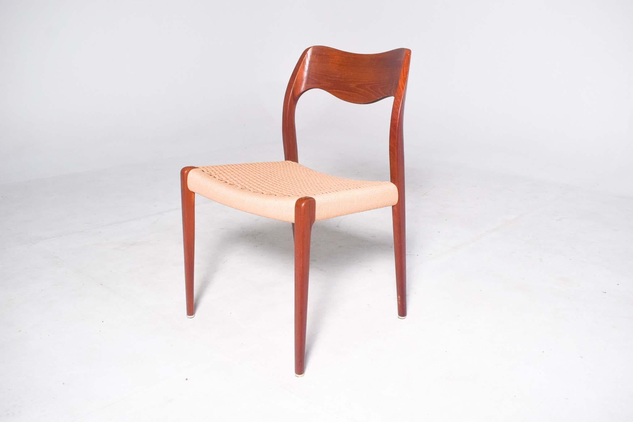 Mid Century Niels O. Moller Set of 12 Teak Model 71 Dining Chairs, 1950s In Good Condition For Sale In Lisboa, Lisboa
