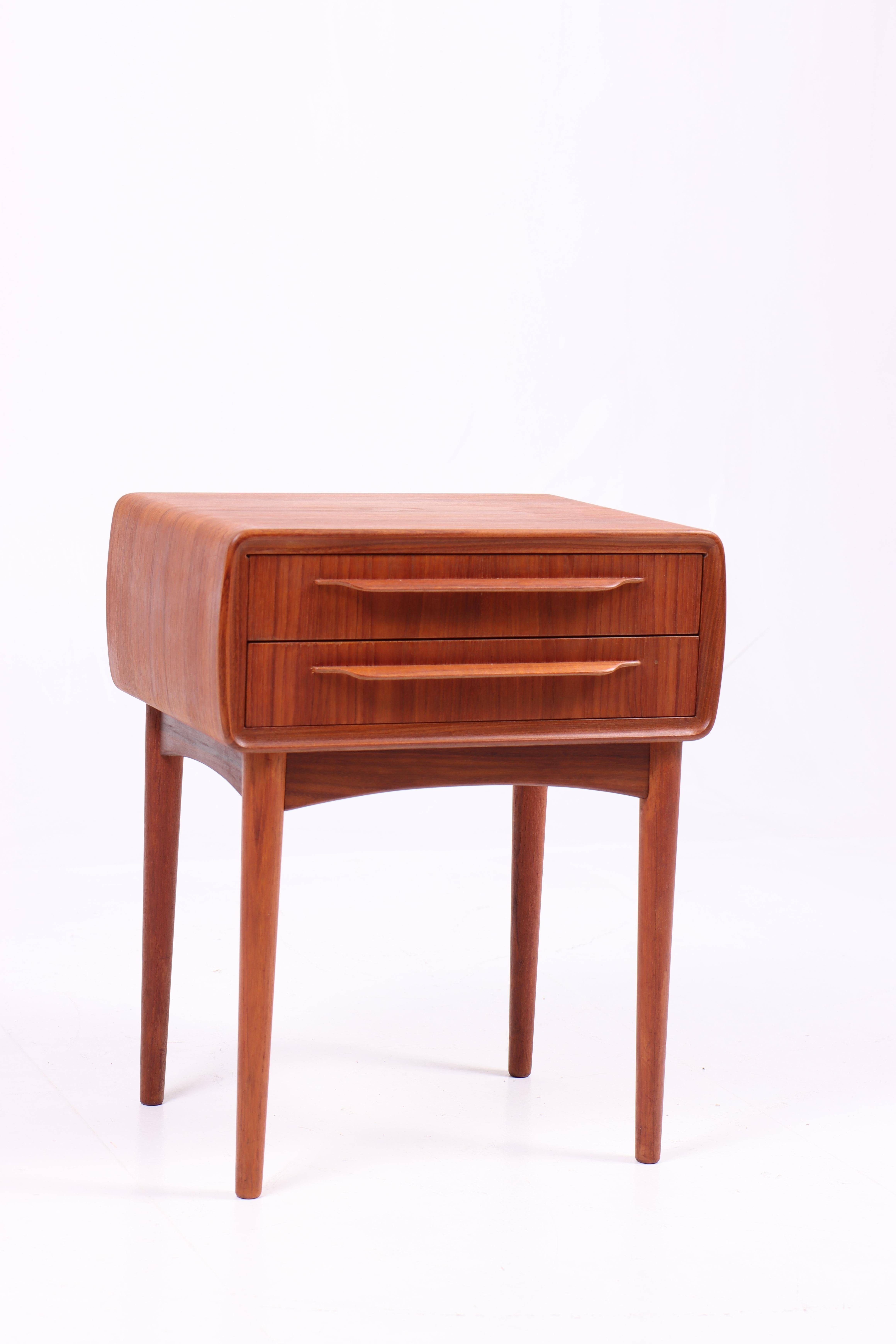 Nachttisch aus der Mitte des Jahrhunderts aus Teakholz, entworfen von Maa. Johannes Andersen und hergestellt von CFC furniture, Dänemark, in den 1960er Jahren. Toller Originalzustand.