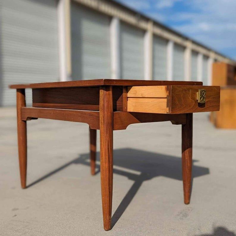 Mid-Century Modern Table de nuit, table d'appoint ou de chevet, MCM, années 60, Red Lion Table Co. en vente
