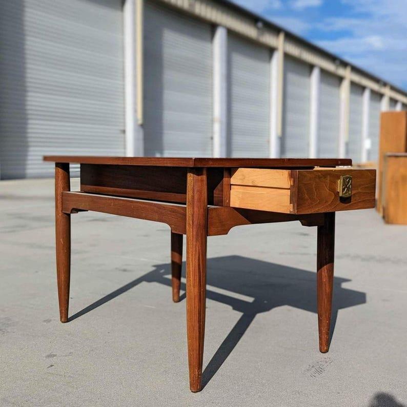 Inconnu Table de nuit, table d'appoint ou de chevet, MCM, années 60, Red Lion Table Co. en vente