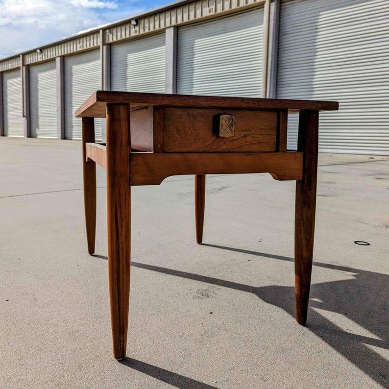 Table de nuit, table d'appoint ou de chevet, MCM, années 60, Red Lion Table Co. Bon état - En vente à Rancho Cucamonga, CA