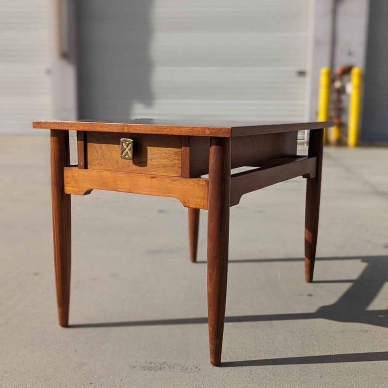 Bronze Table de nuit, table d'appoint ou de chevet, MCM, années 60, Red Lion Table Co. en vente