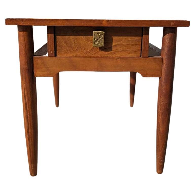 Mesilla de noche, mesa auxiliar o auxiliar Mid Century, MCM, años 60, Red Lion Table Co.