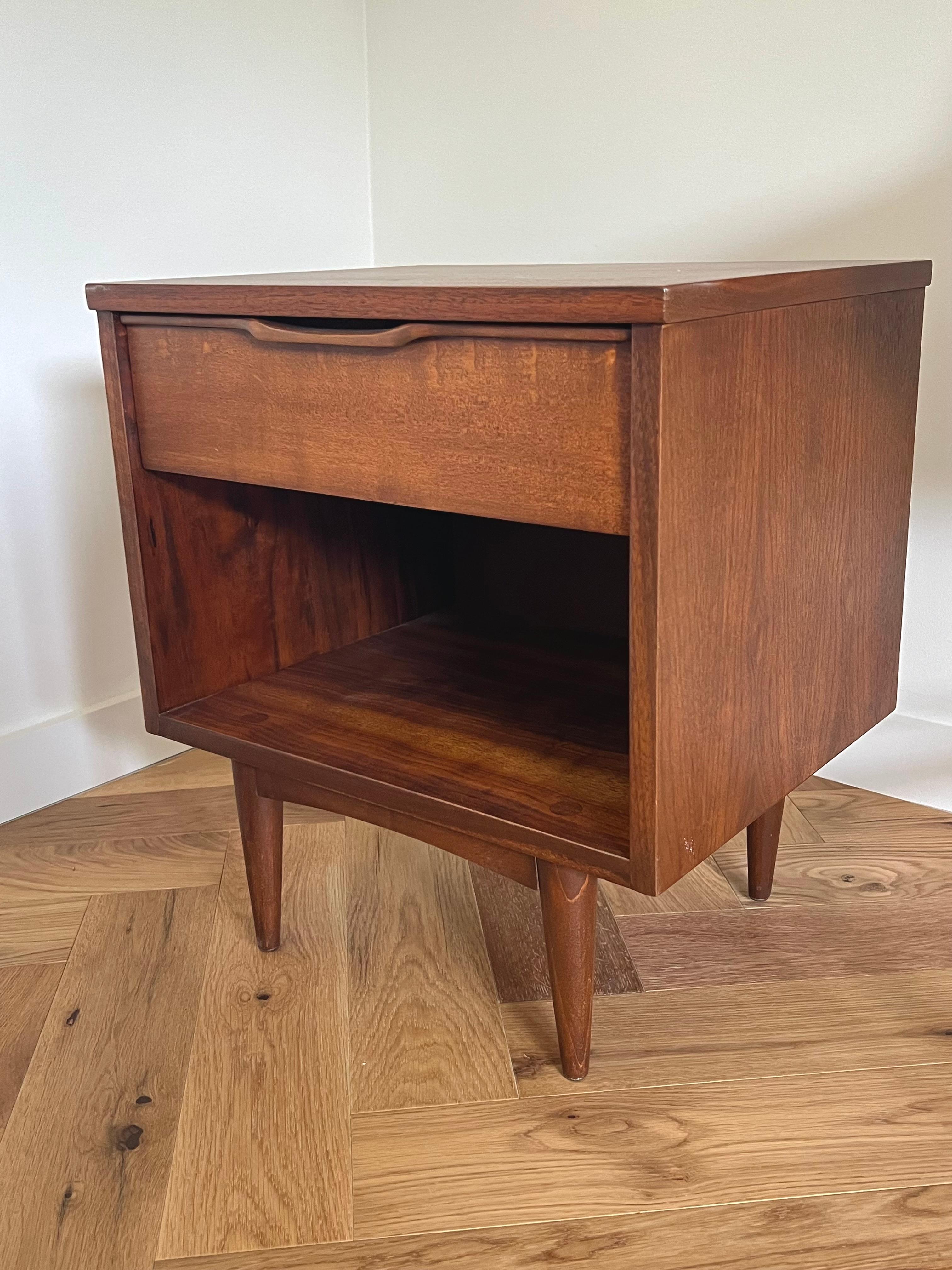 Mid Century Nightstand In Excellent Condition For Sale In West Hollywood, CA
