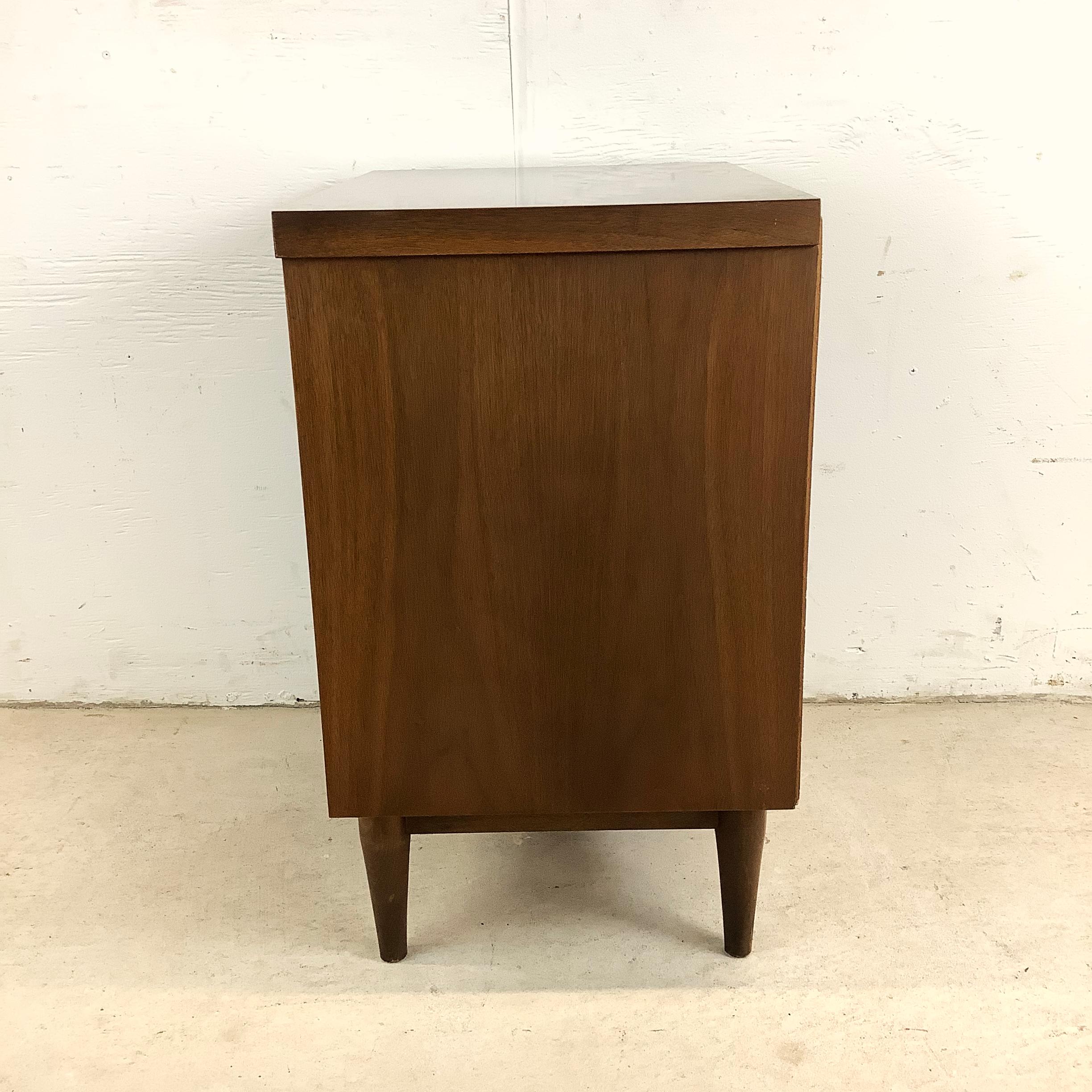 Mid-Century Nightstand In Good Condition For Sale In Trenton, NJ