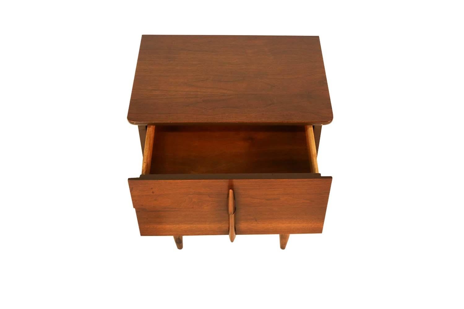 Mid-Century Modern Midcentury Nightstand Side Table United Furniture