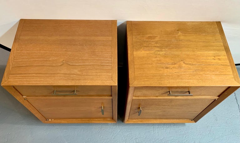 Mid Century Nightstands Bedside Tables, Pair In Good Condition For Sale In West Hartford, CT