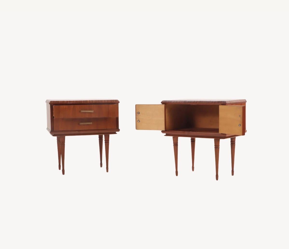 Paire de tables de nuit modernes du milieu du siècle, avec une finition brillante, des pieds effilés et des ferrures en laiton. L'une d'entre elles comporte deux tiroirs pour un rangement rationalisé, tandis que l'autre offre un meuble à double