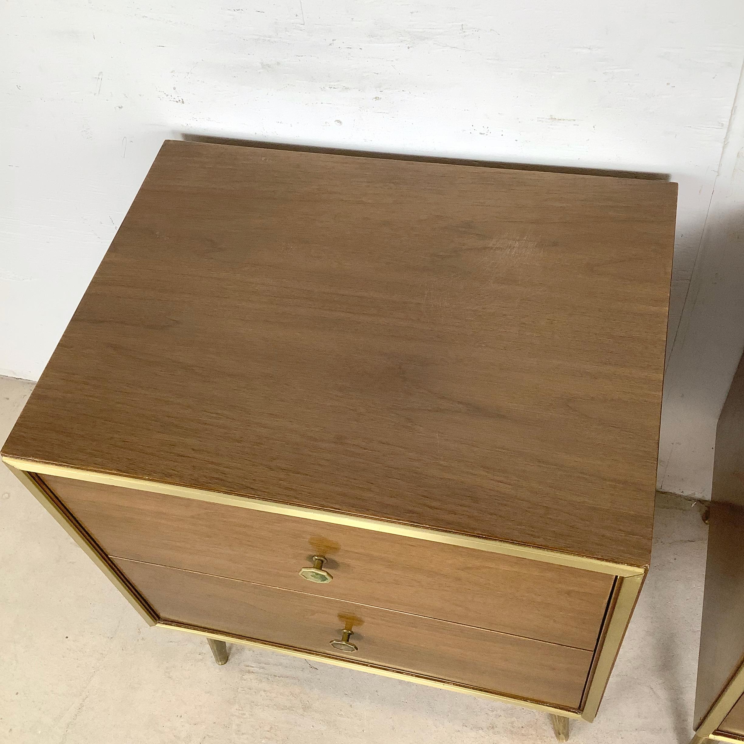 Mesillas de noche de mediados de siglo con adornos de latón Desconocido en venta