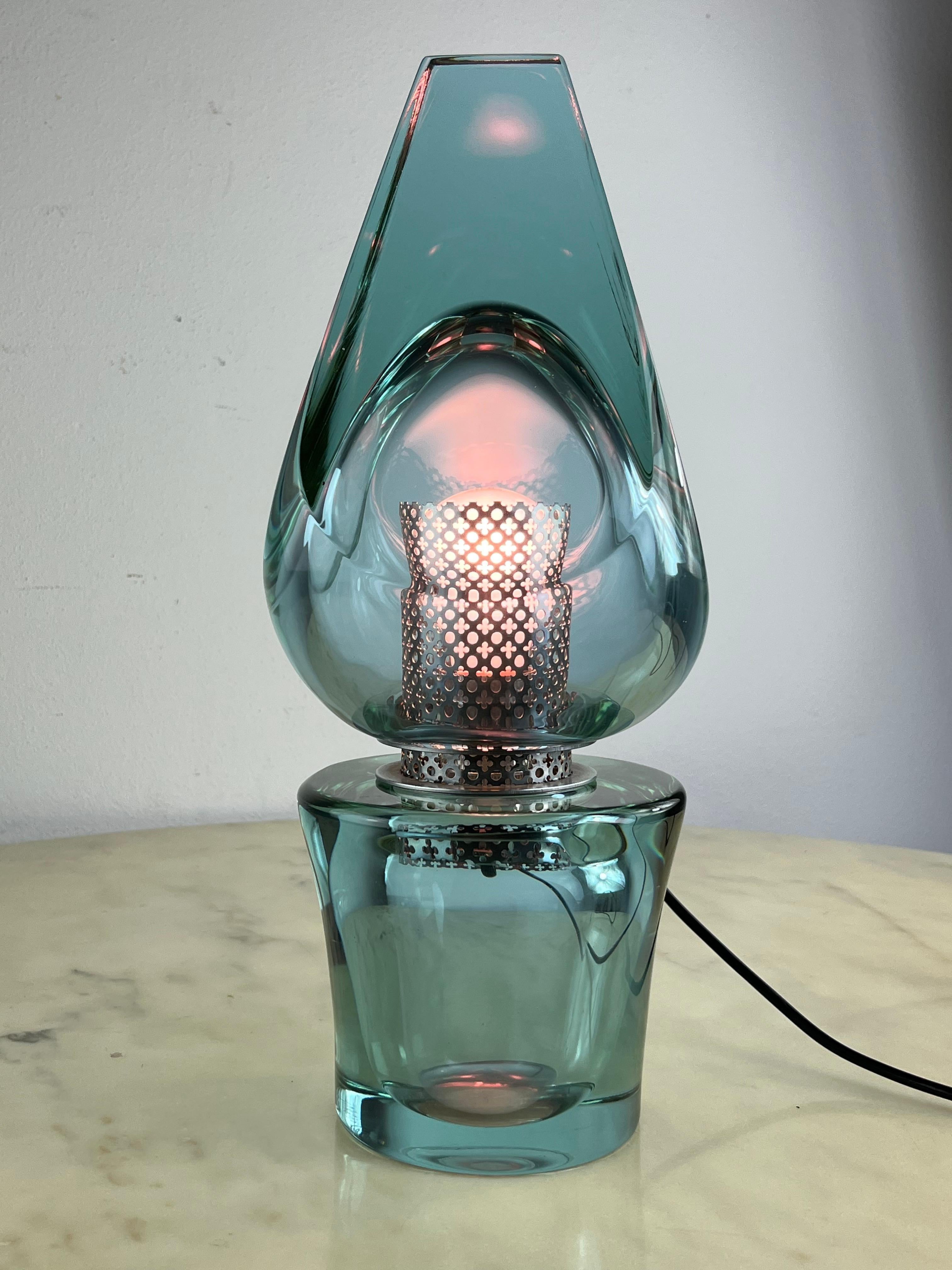 Nilgrüne Murano-Glas-Tischlampe aus der Jahrhundertmitte, Seguso 1972 zugeschrieben
Intakt und funktionstüchtig, E27-Lampe
Hergestellt 1972 von der venezianischen Glasmanufaktur Navagero für Seguso, wie auf der Unterseite des Sockels
