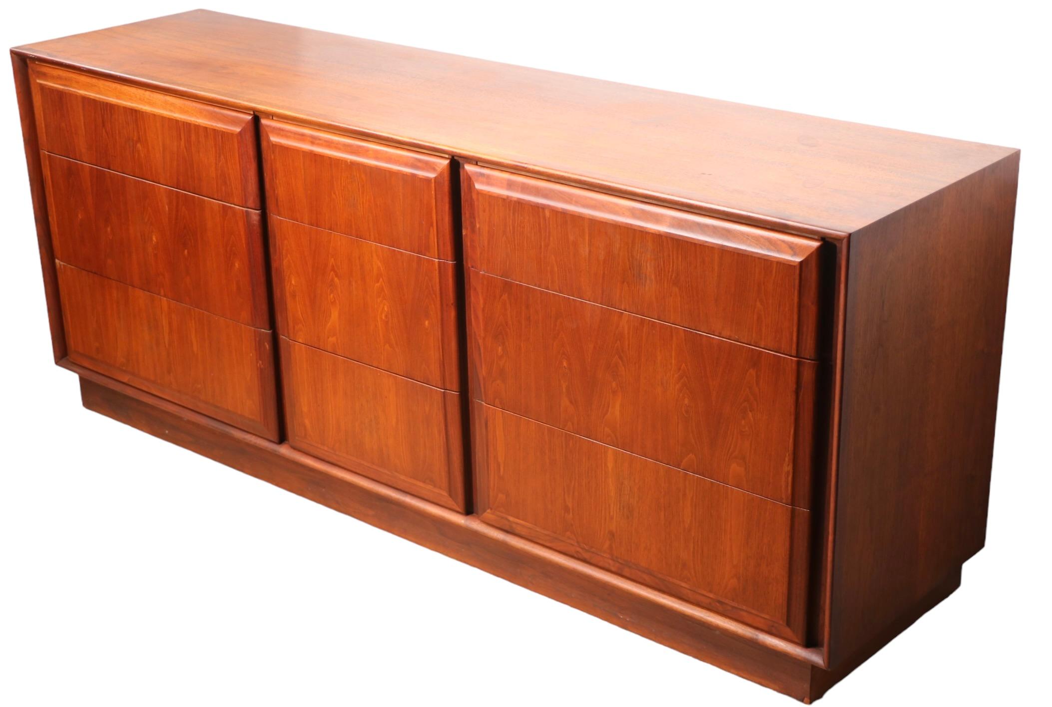  Mid Century Nine Drawer   Dresser by Dillingham att. to Baughman c. 1960/1970's For Sale 10