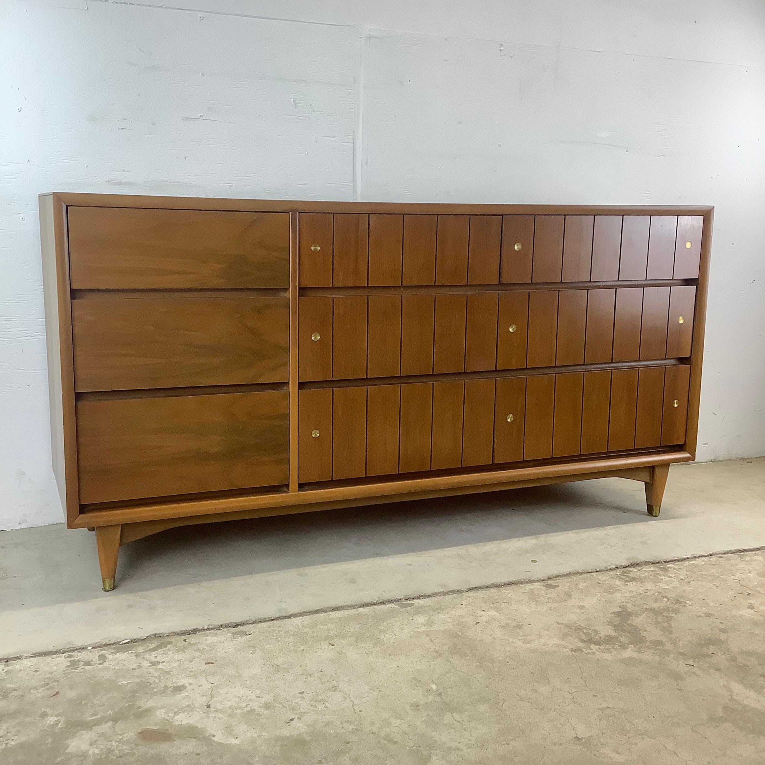 Introducing the Kroehler Mid-Century Modern Walnut Nine-Drawer Lowboy Dresser

Discover the charm of the 1960s with this Mid-Century Modern Nine-Drawer Lowboy Dresser from Kroehler Furniture. This exquisite piece embodies the quintessence of