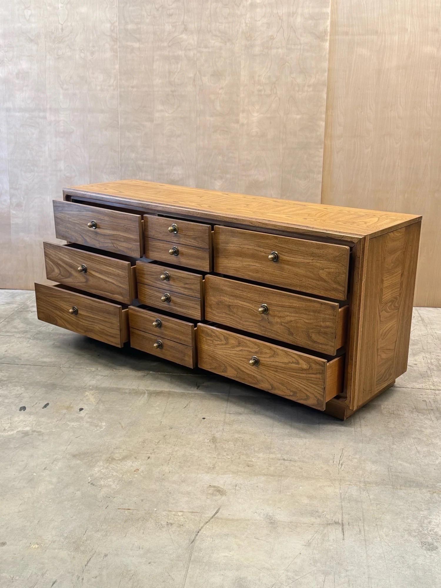 Mid-Century moderno Comò a nove cassetti di metà secolo in vendita