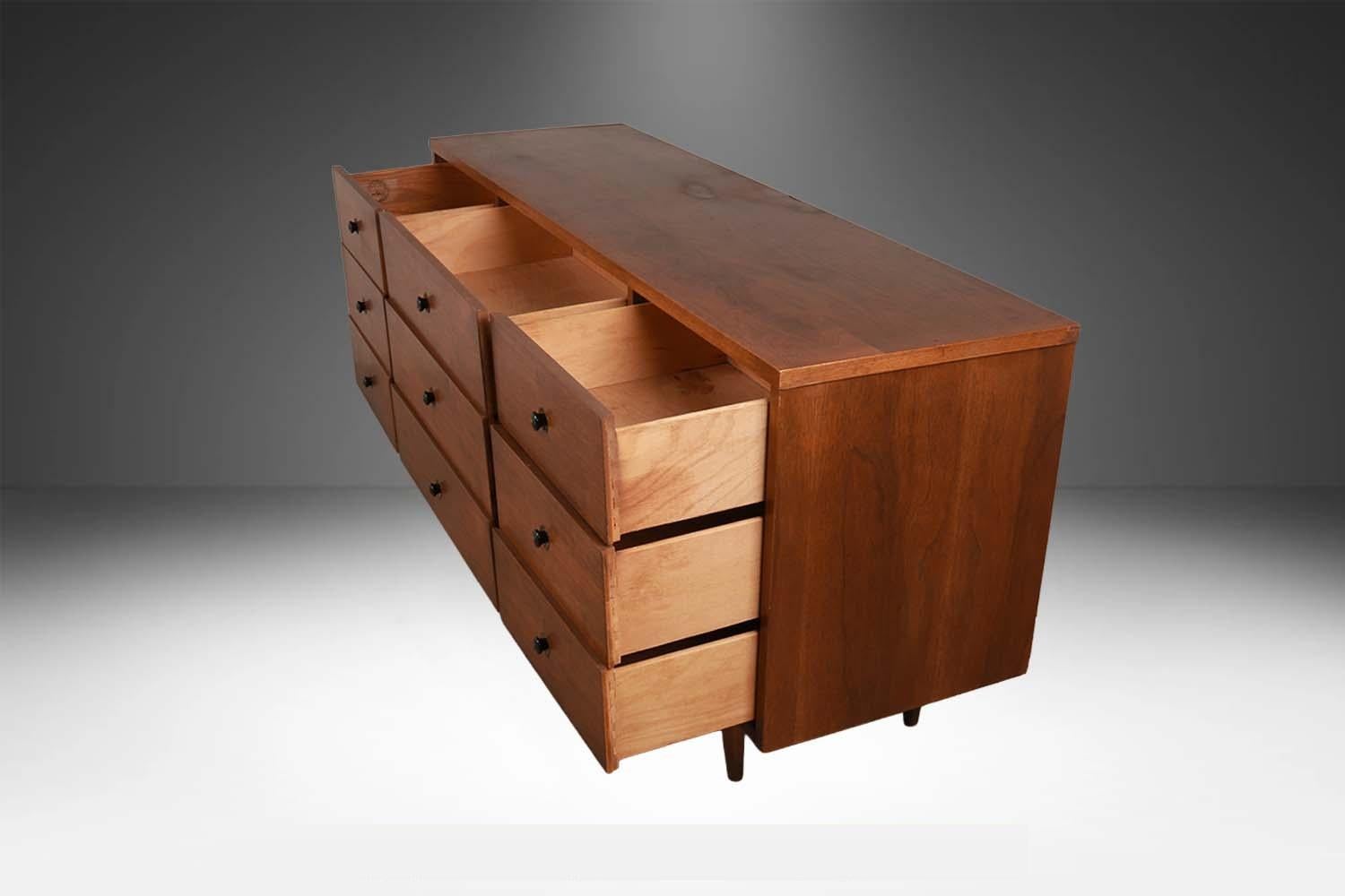 Mid-Century Nine Drawer Modern Dresser For Sale 1