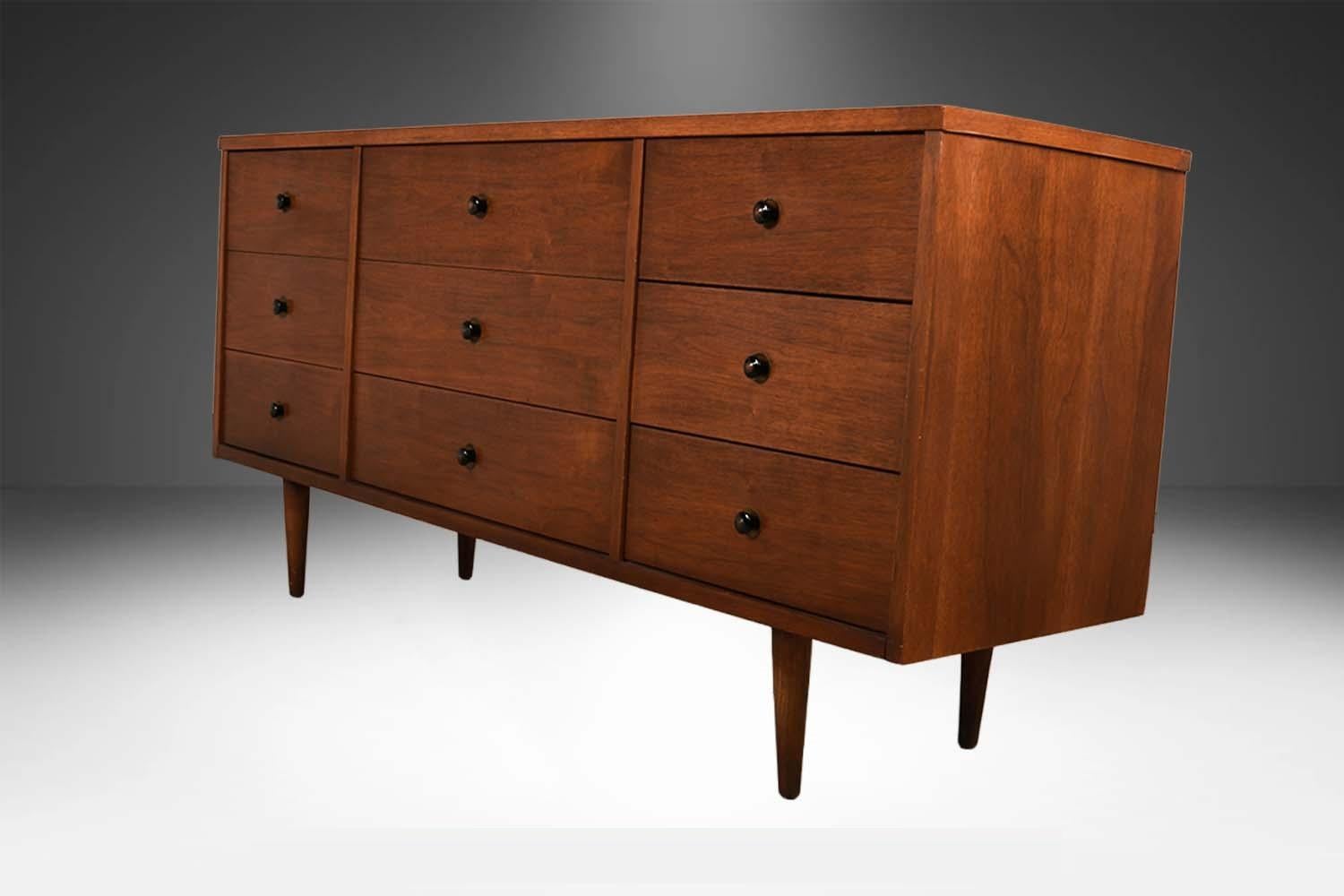 Mid-Century Nine Drawer Modern Dresser For Sale 2