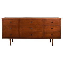 Cómoda moderna de mediados de siglo con nueve cajones