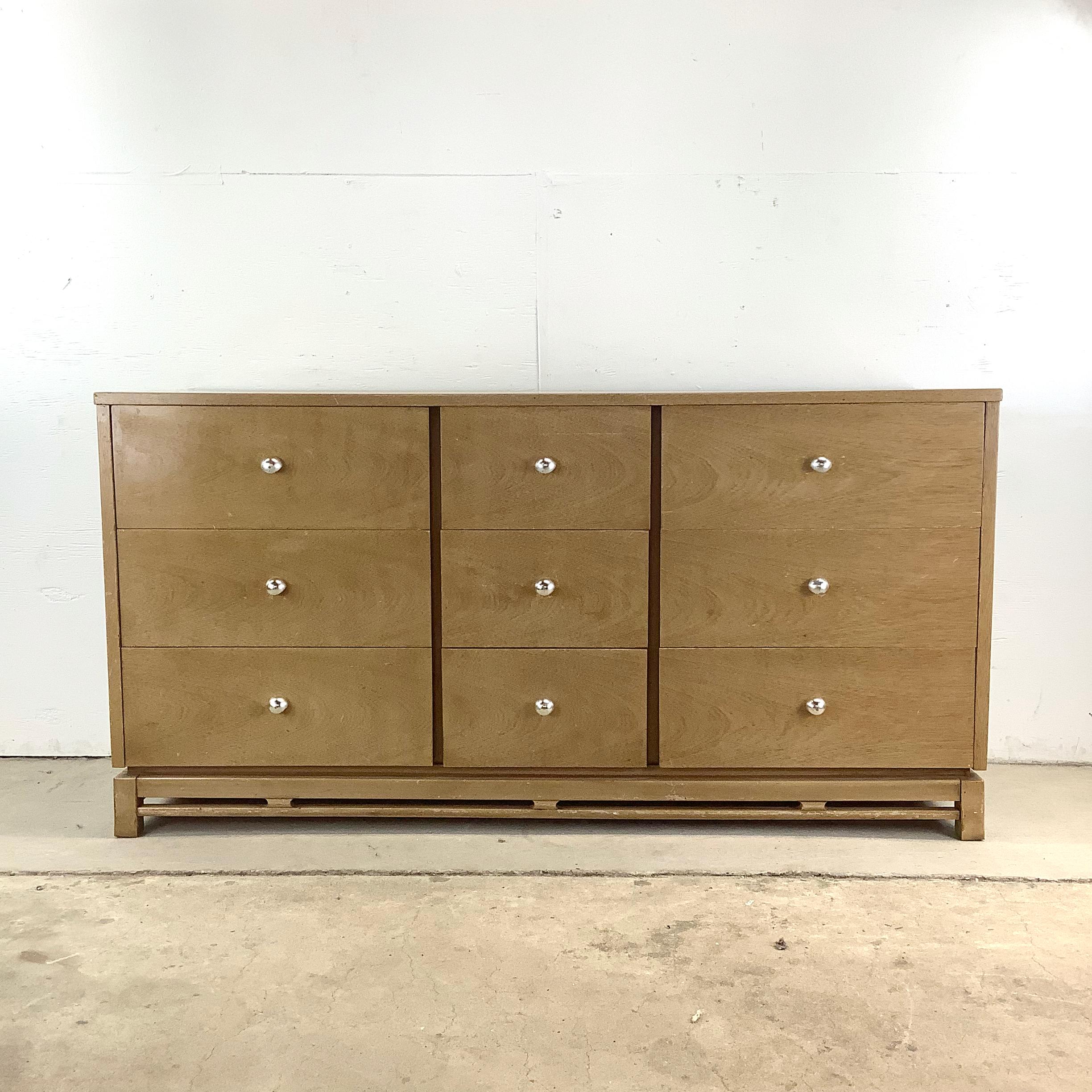 Questo comò moderno di metà secolo a nove cassetti della collezione Kent Coffey Simplex offre un design raffinato e pratico, perfetto per chi apprezza le linee pulite e l'artigianato senza tempo. Con la sua finitura in legno tenue, le maniglie in