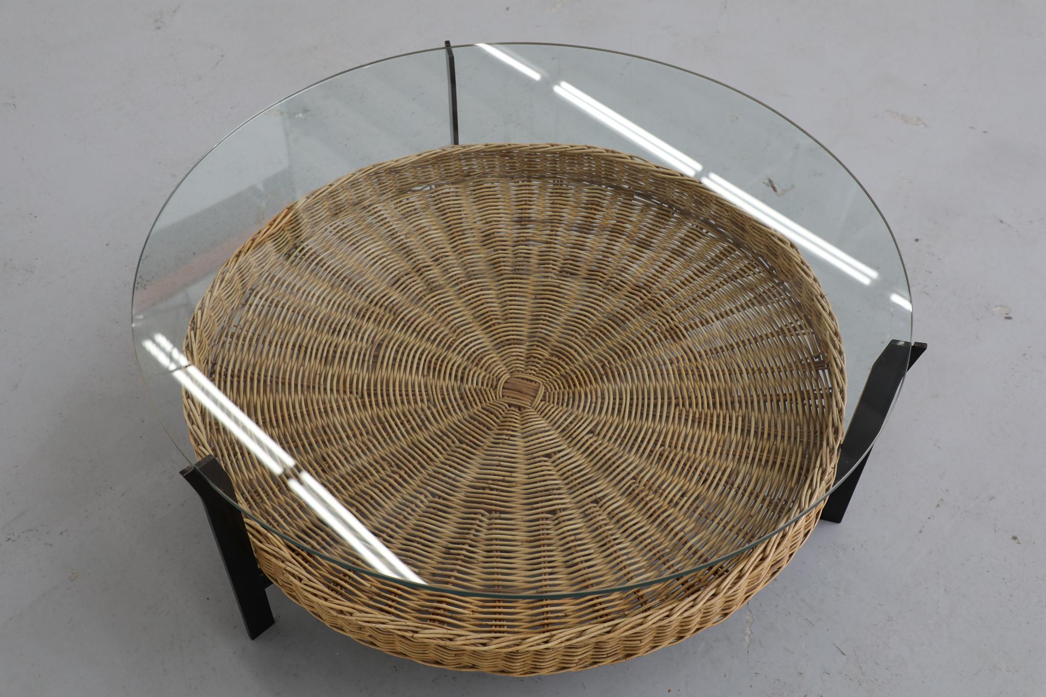 Table basse ronde en verre et rotin de style Noordwolde du milieu du siècle dernier en vente 2