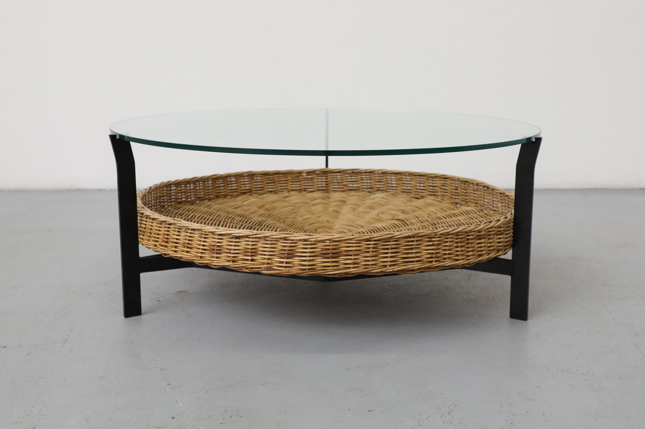 Table basse ronde en verre et rotin de style Noordwolde du milieu du siècle dernier en vente 3