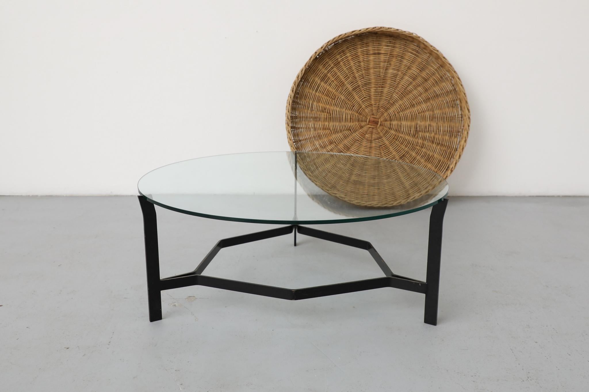 Table basse ronde en verre et rotin de style Noordwolde du milieu du siècle dernier en vente 4