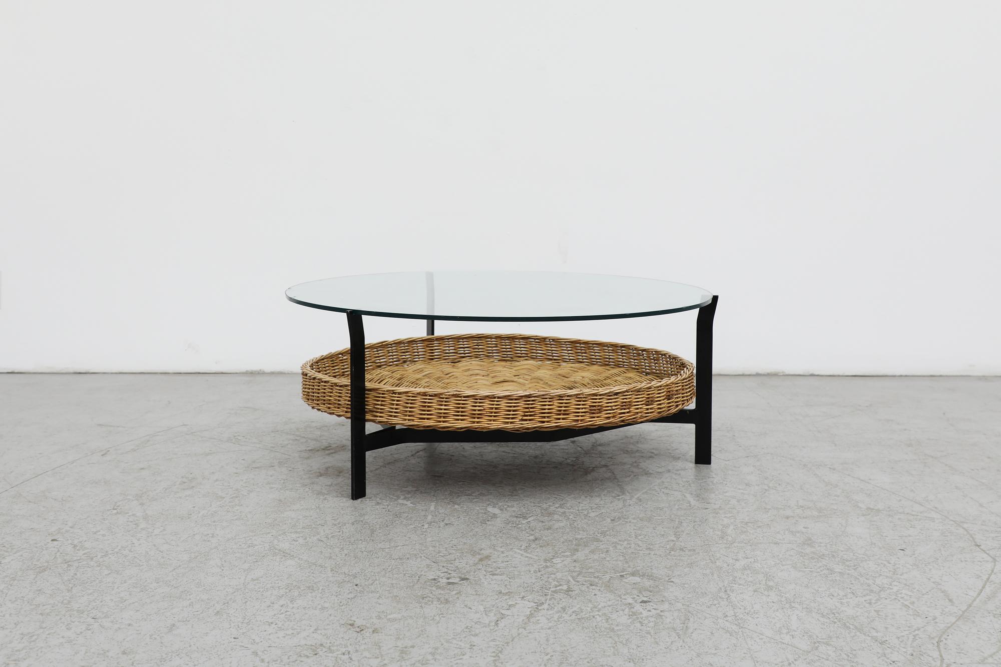 Mid-Century Modern Table basse ronde en verre et rotin de style Noordwolde du milieu du siècle dernier en vente
