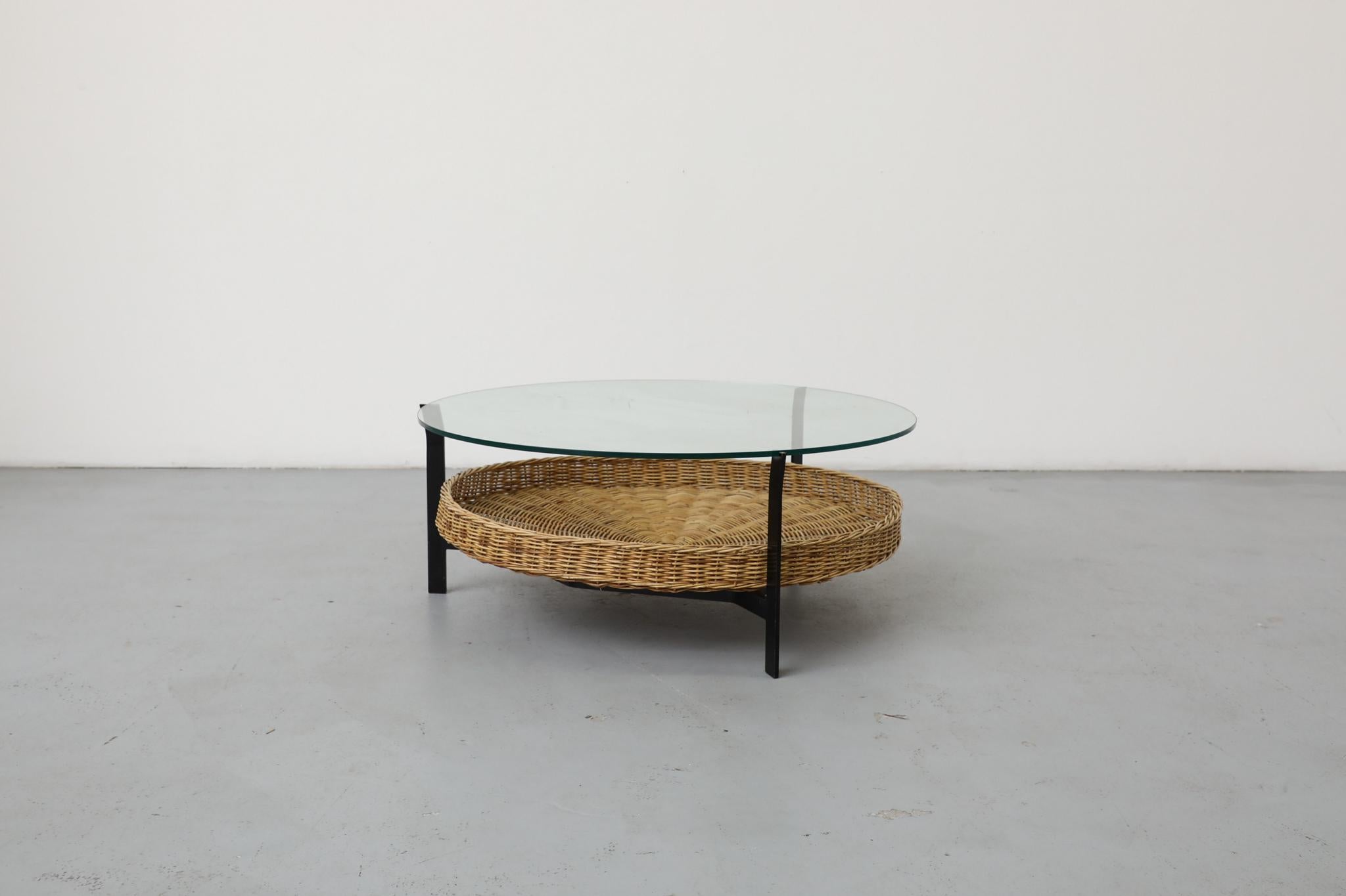 Cette table basse du milieu du siècle, avec sa base en métal plié émaillé noir et son plateau en verre, a été conçue de manière classique par Rudolf Wolf pour le célèbre fabricant néerlandais Rohé Noordwolde. Influencée par les mouvements Bauhaus et