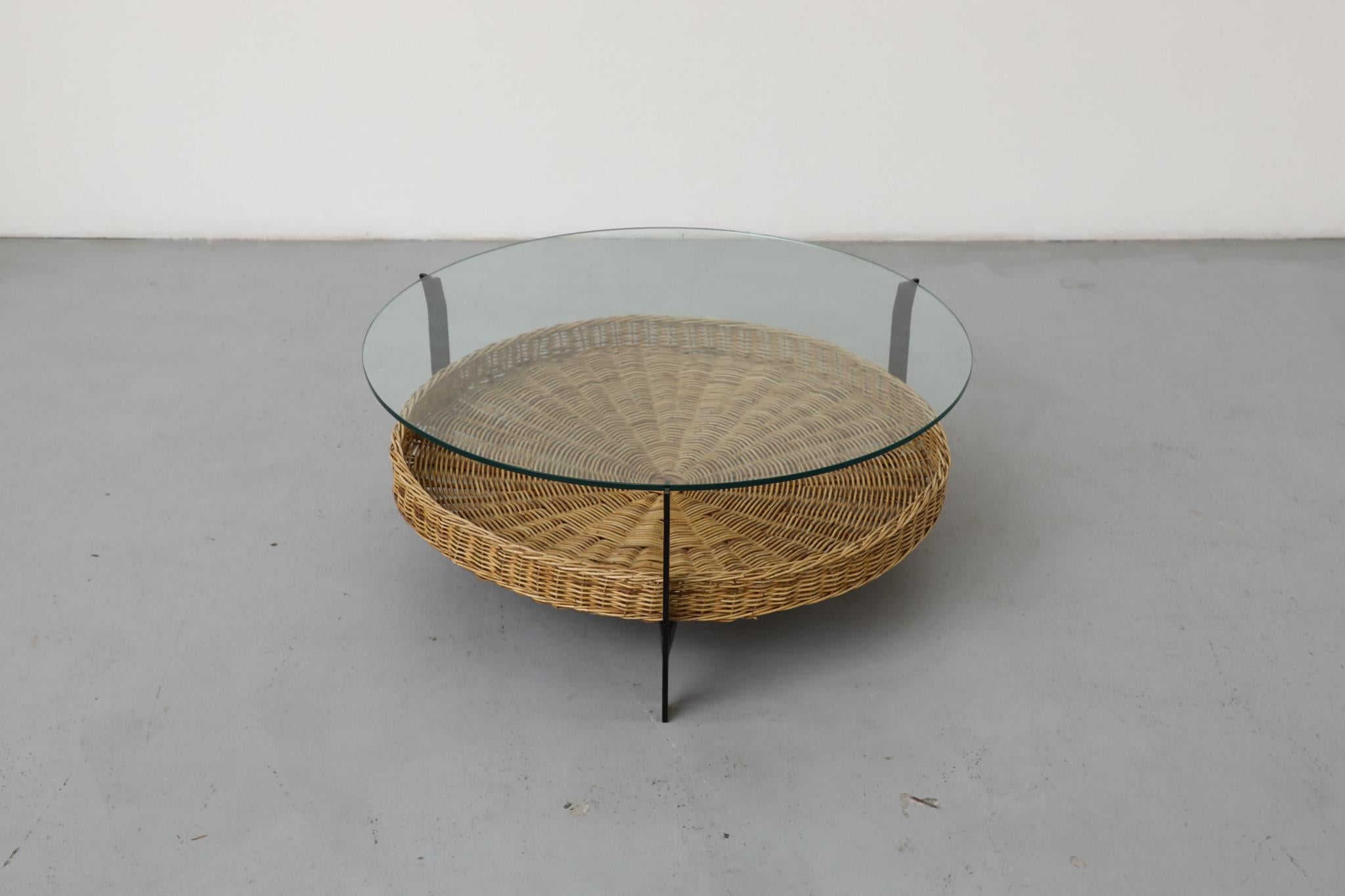 Néerlandais Table basse ronde en verre et rotin de style Noordwolde du milieu du siècle dernier en vente