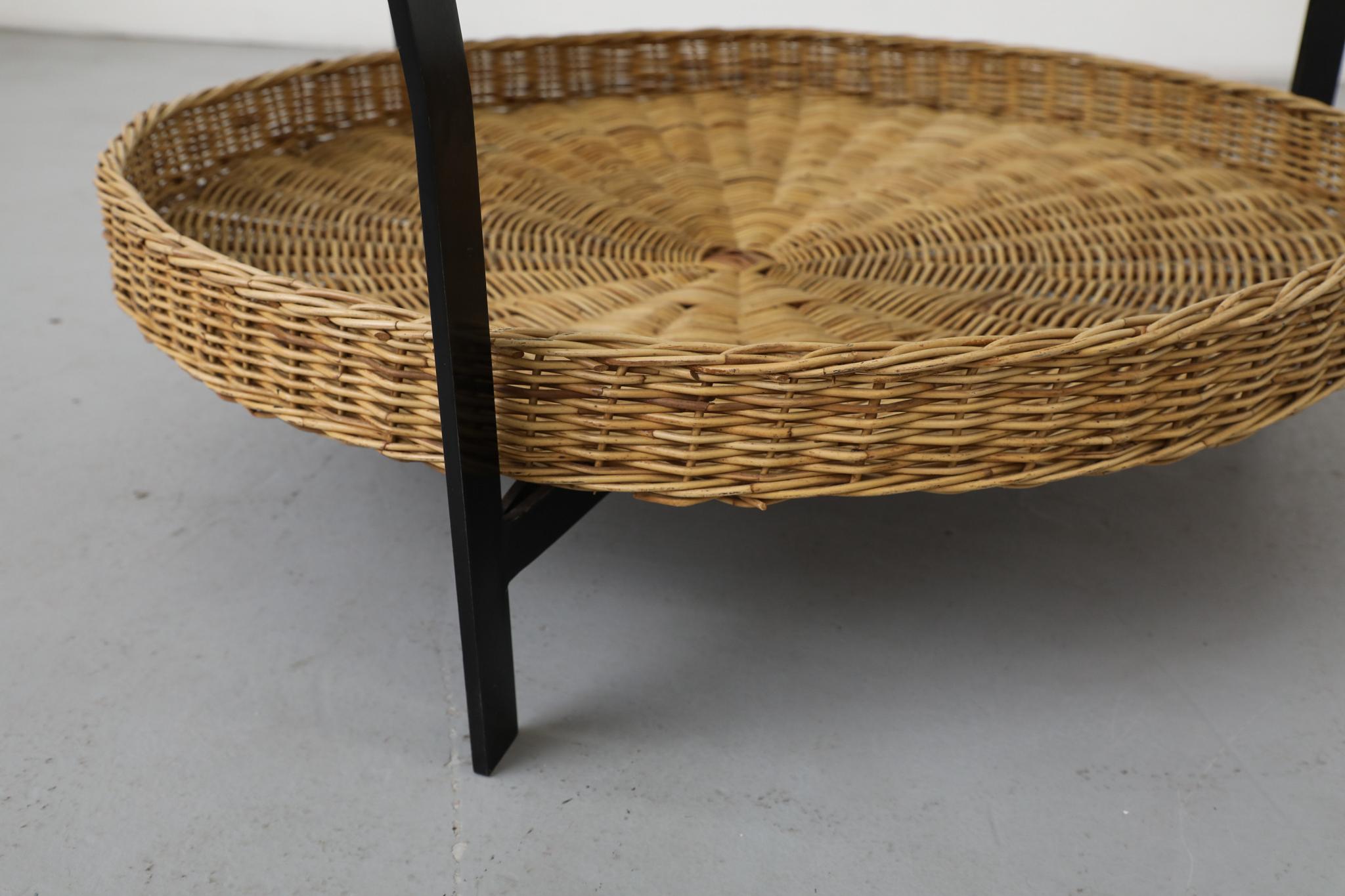 Émaillé Table basse ronde en verre et rotin de style Noordwolde du milieu du siècle dernier en vente