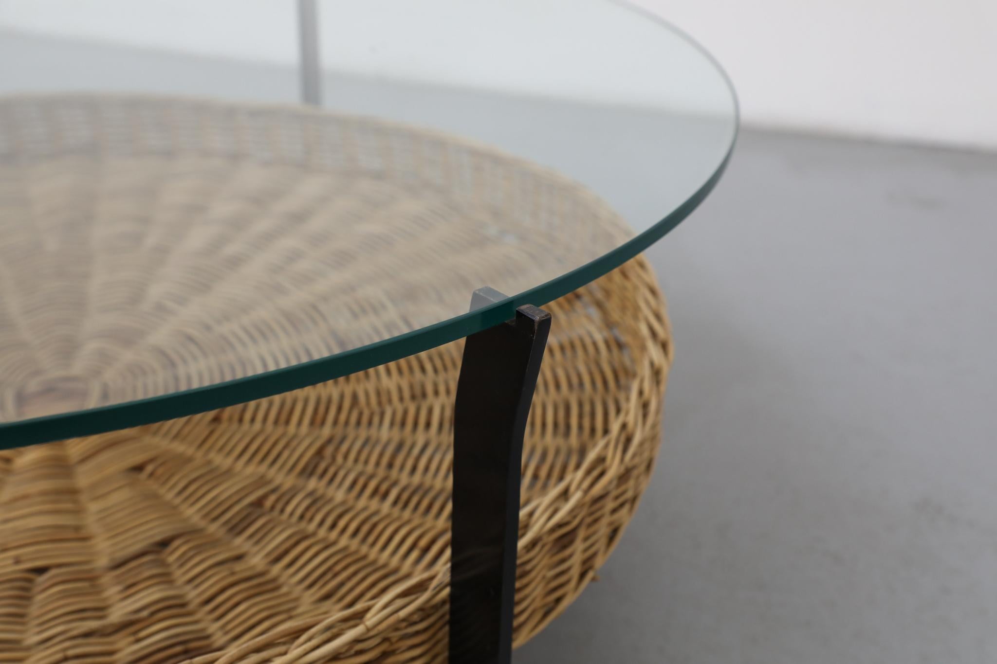 Table basse ronde en verre et rotin de style Noordwolde du milieu du siècle dernier Bon état - En vente à Los Angeles, CA