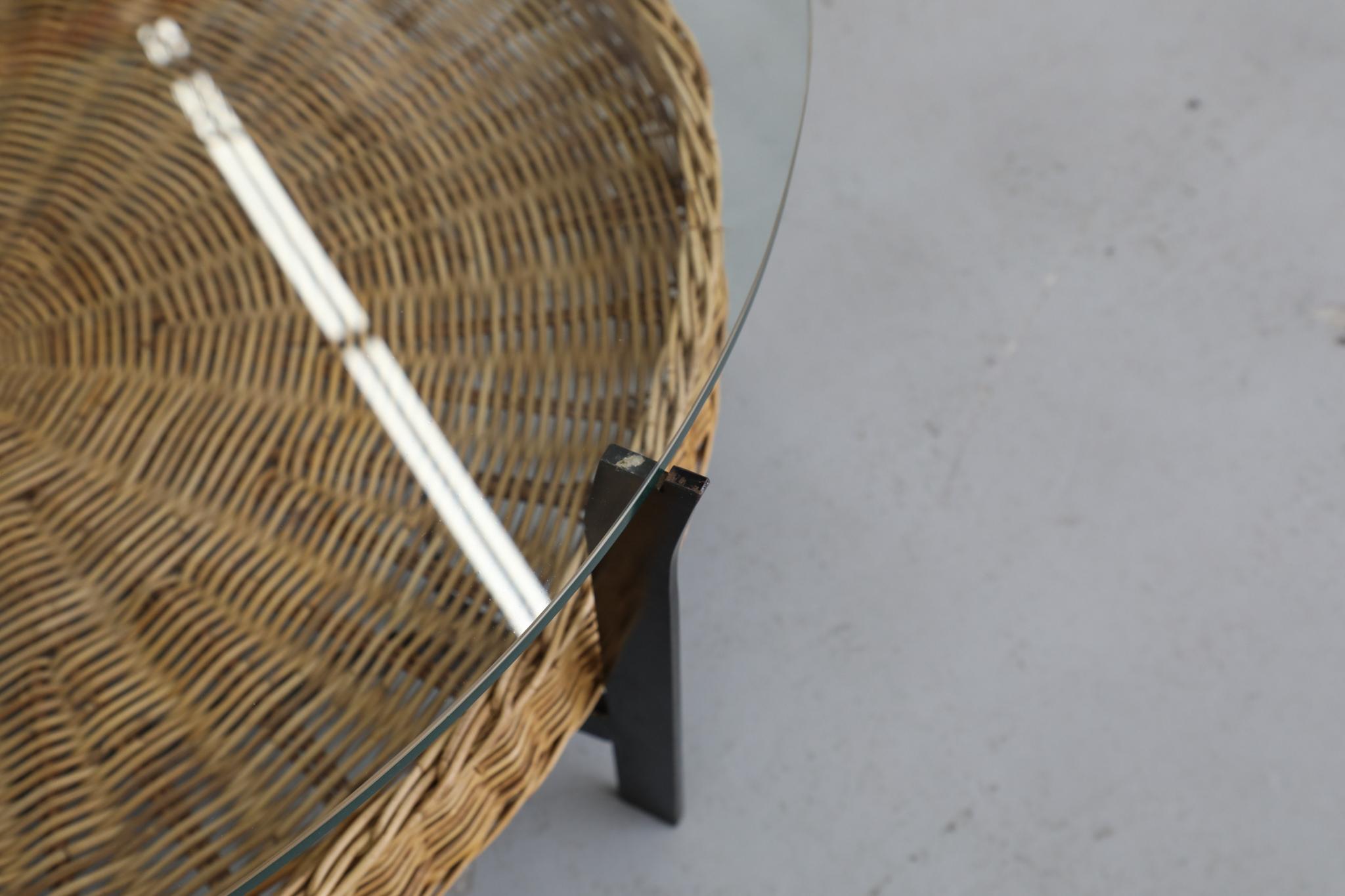 Milieu du XXe siècle Table basse ronde en verre et rotin de style Noordwolde du milieu du siècle dernier en vente