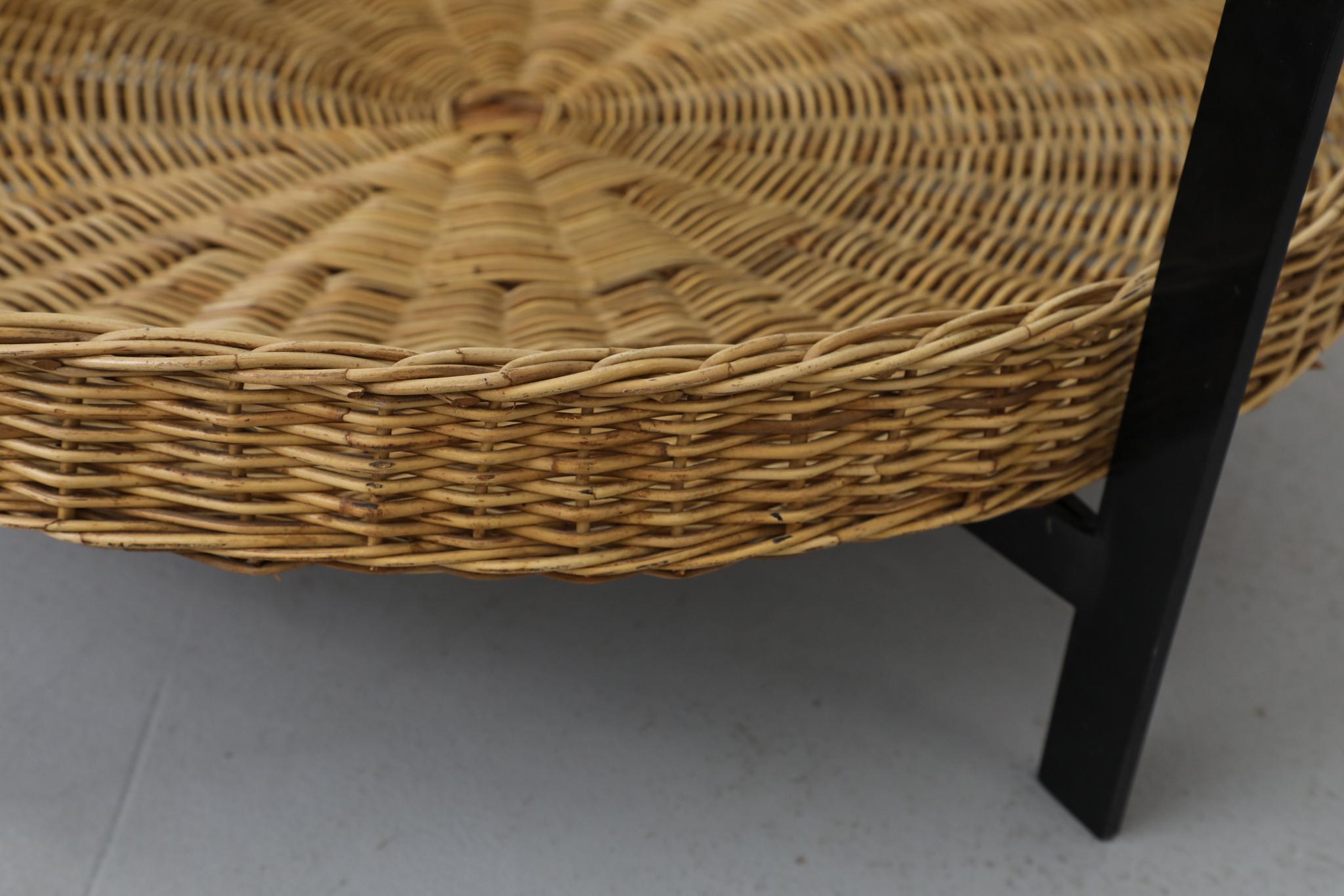 Métal Table basse ronde en verre et rotin de style Noordwolde du milieu du siècle dernier en vente